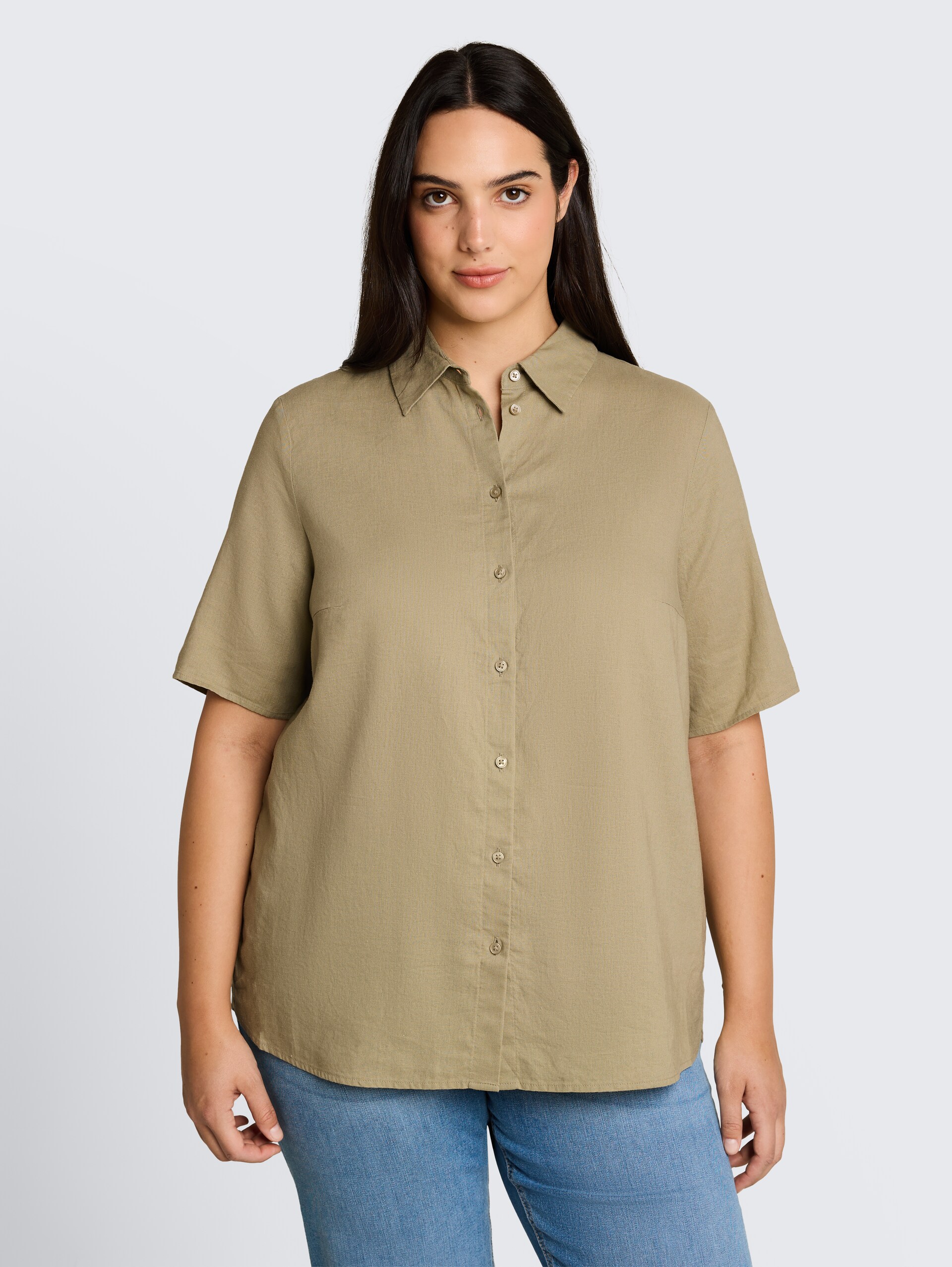 Plus Size - Loose Fit Bluse mit Leinenanteil - Silver Olive - Ausschnitt Model-Vorderansicht