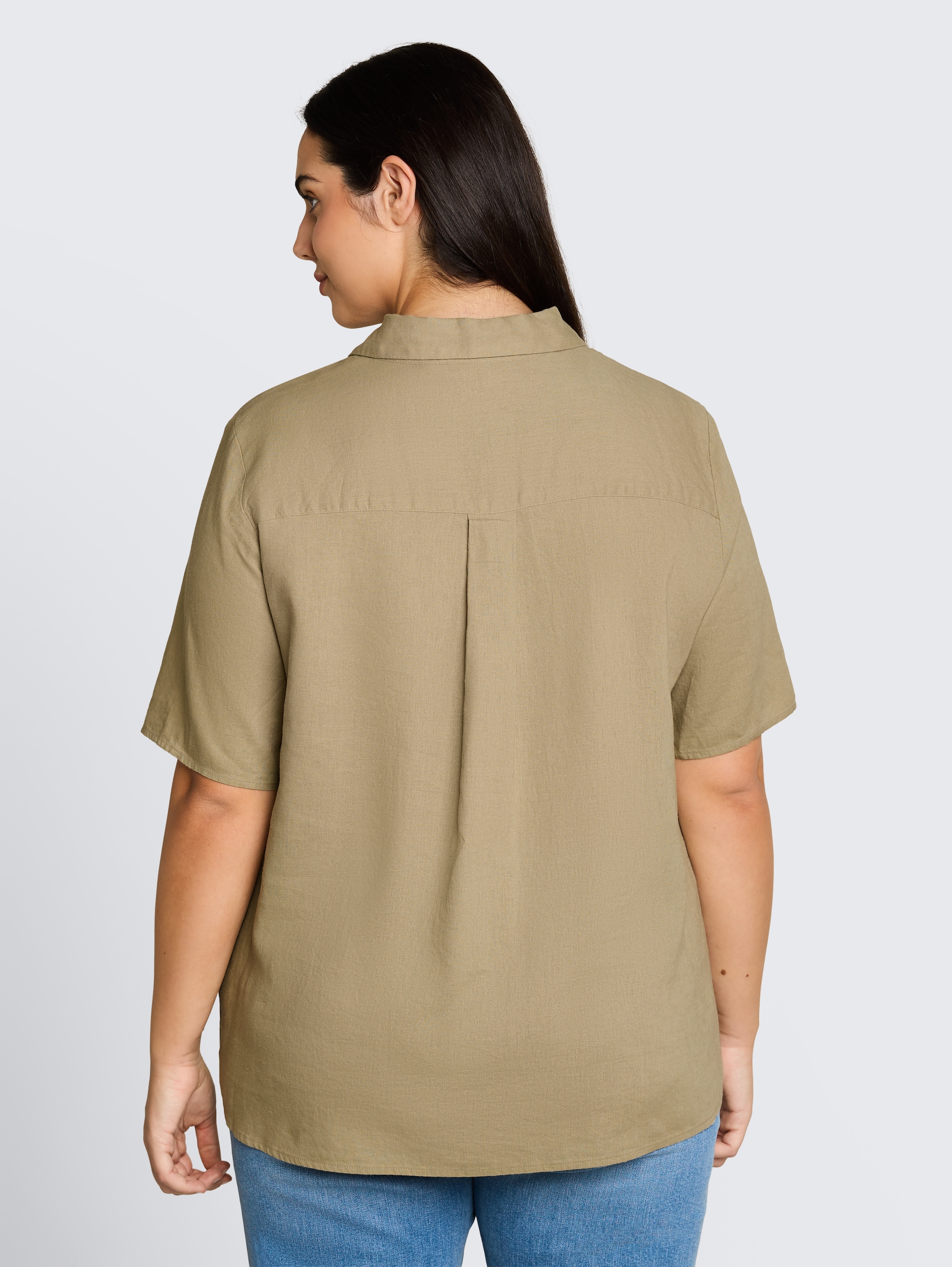 Plus Size - Loose Fit Bluse mit Leinenanteil - Silver Olive - Auschnitt Model-Rückansicht