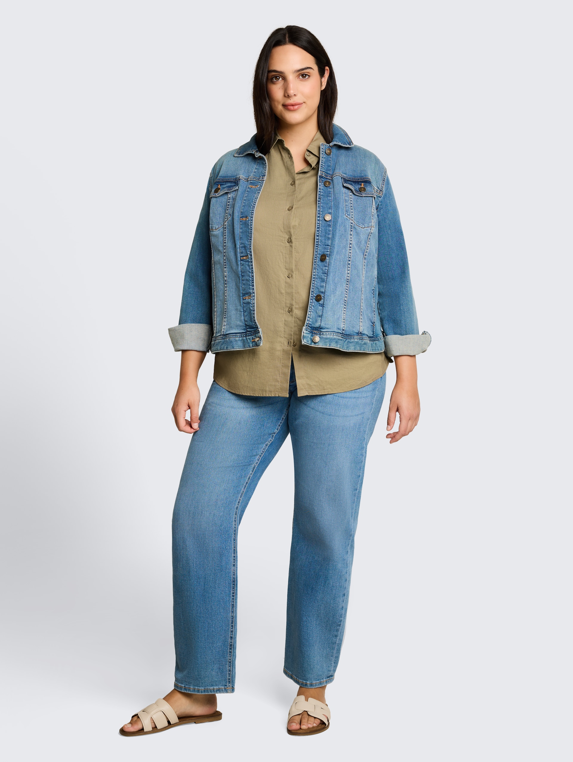 Plus Size - Loose Fit Bluse mit Leinenanteil - Silver Olive - Model-Vorderansicht