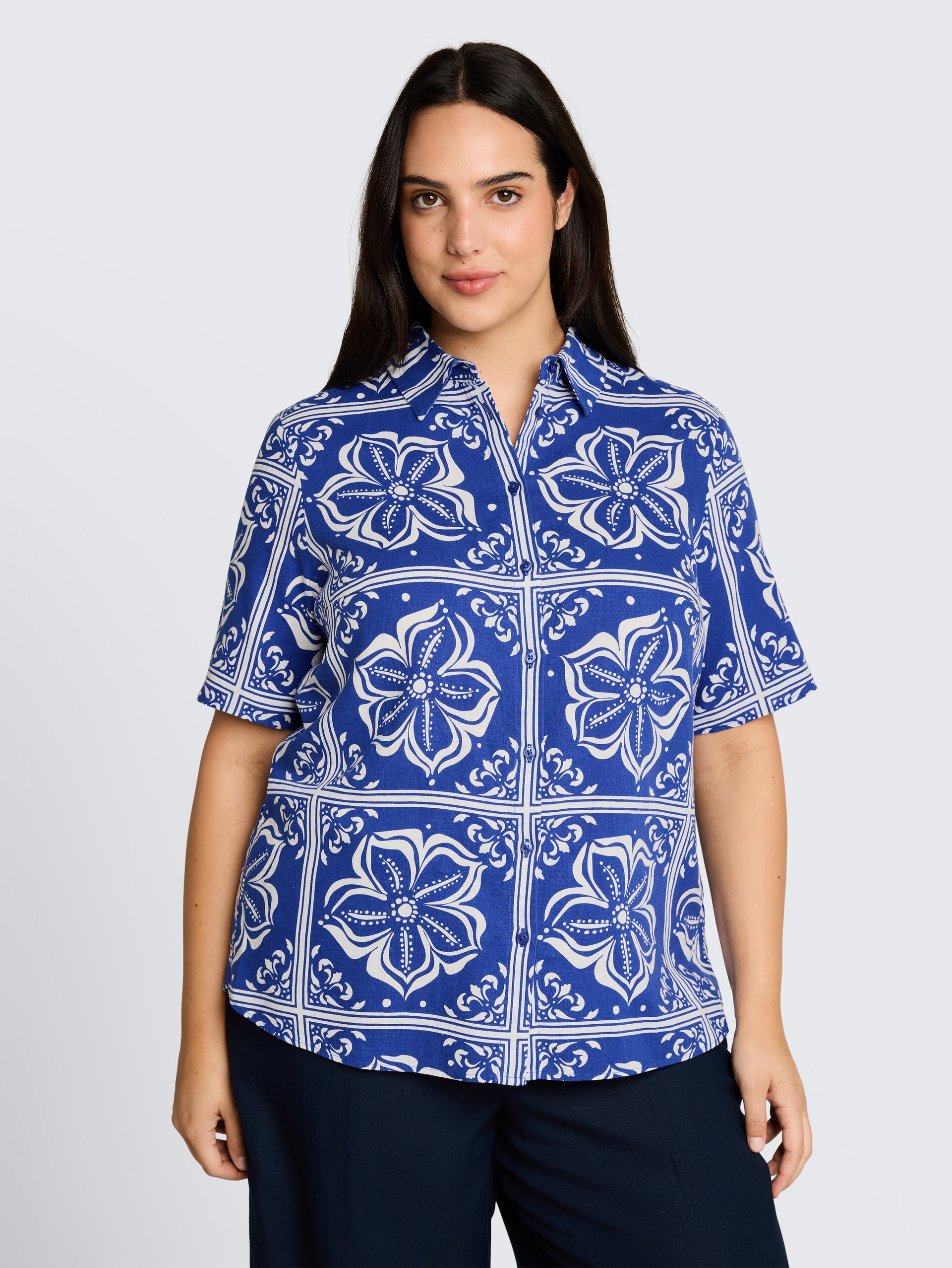 Plus Size - Losvallende blouse met linnen - blue flower tile design - Nek model vooraanzicht