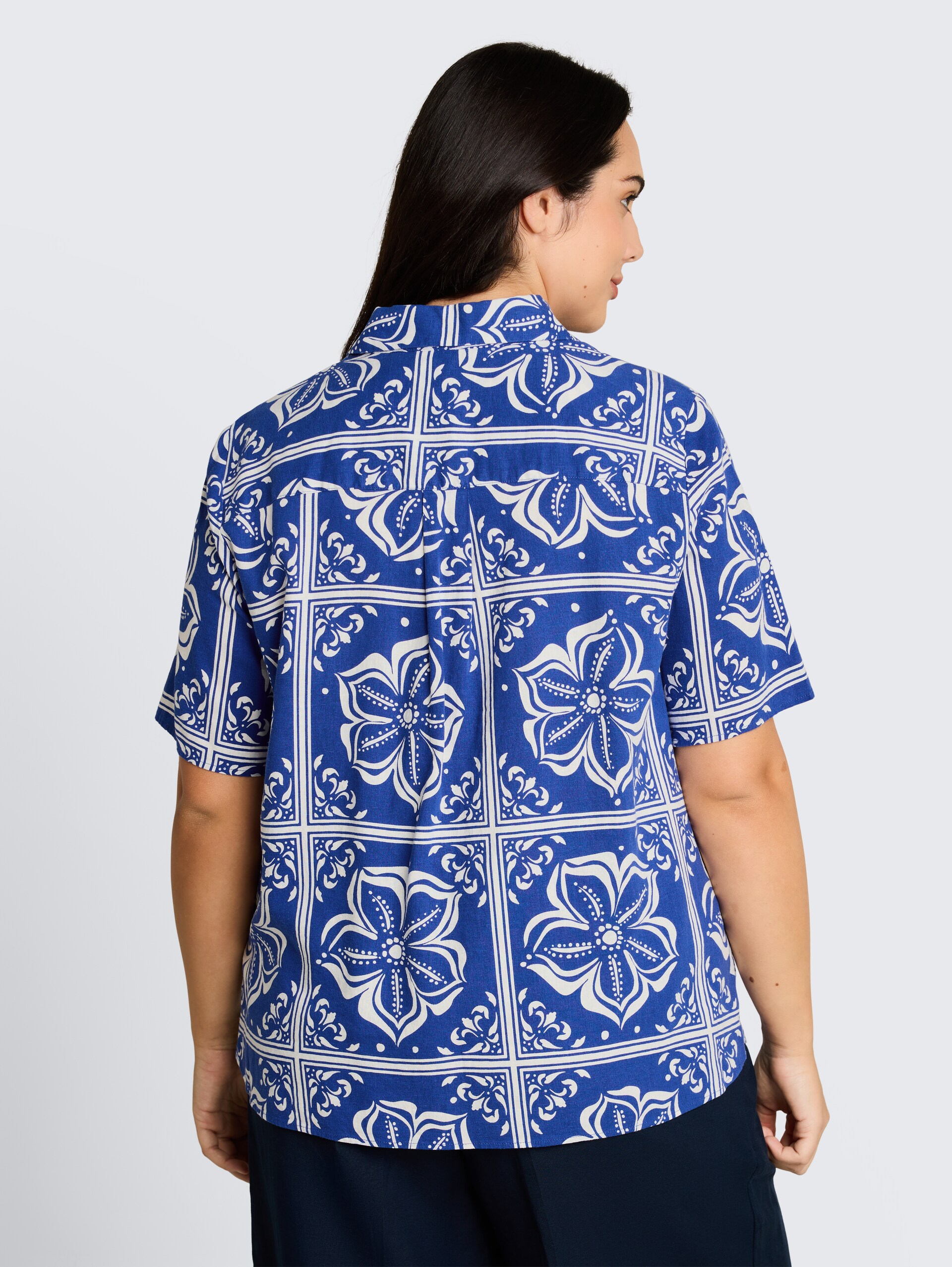 Plus Size - Losvallende blouse met linnen - blue flower tile design - Neklijn model-achteraanzicht