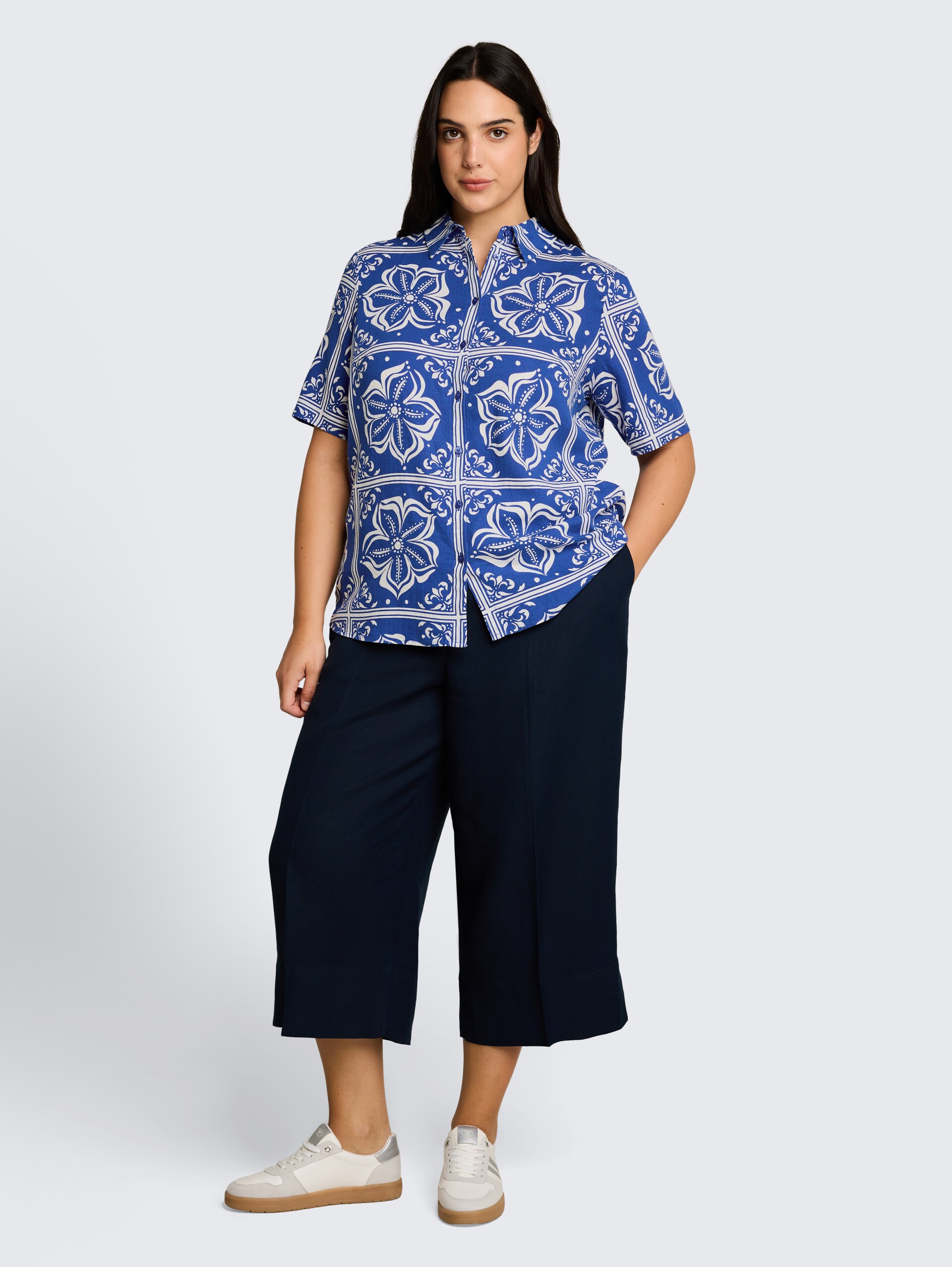 Plus Size - Losvallende blouse met linnen - blue flower tile design - Model vooraanzicht