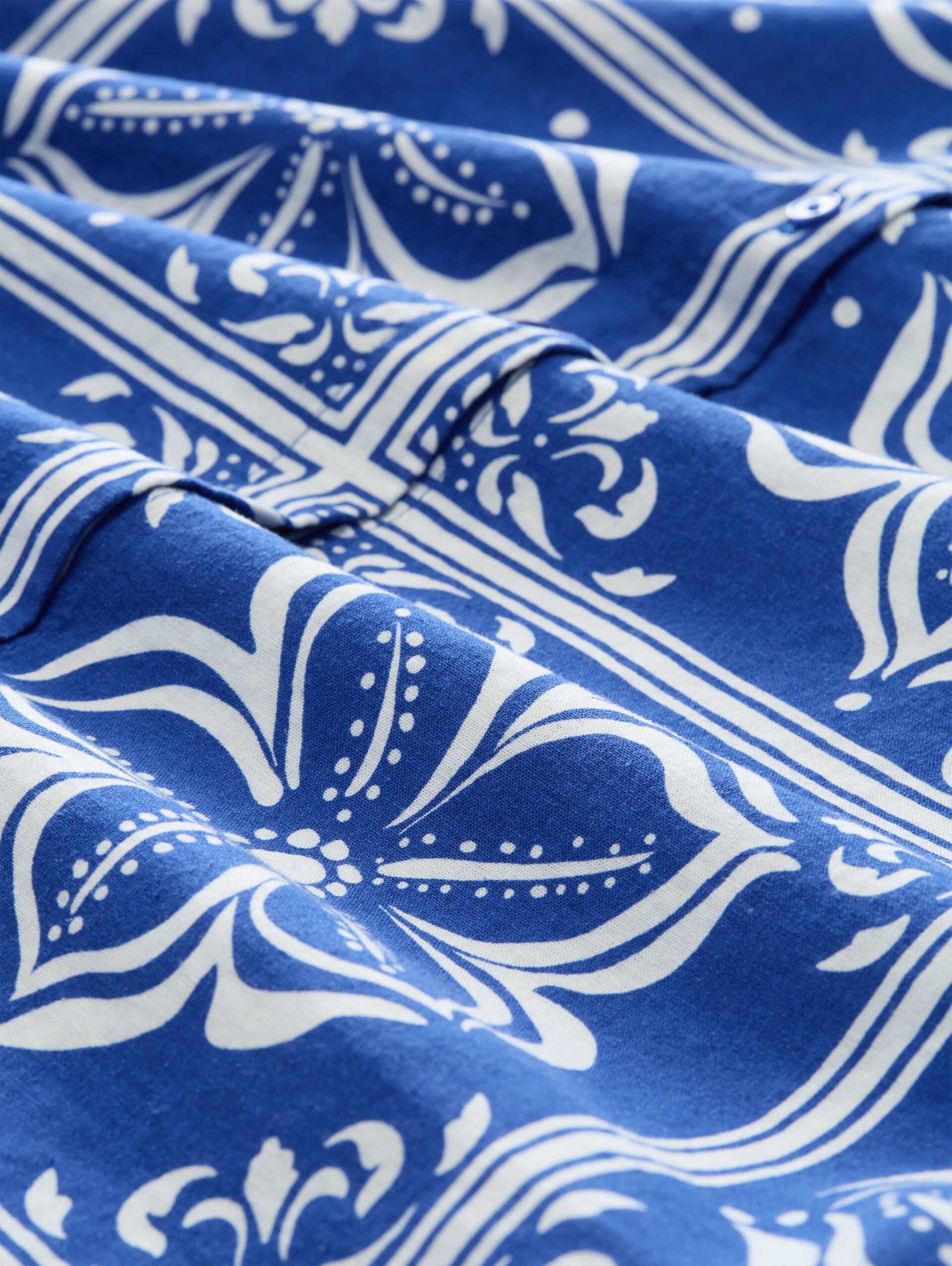 Plus Size - Losvallende blouse met linnen - blue flower tile design - Materiaalweergave