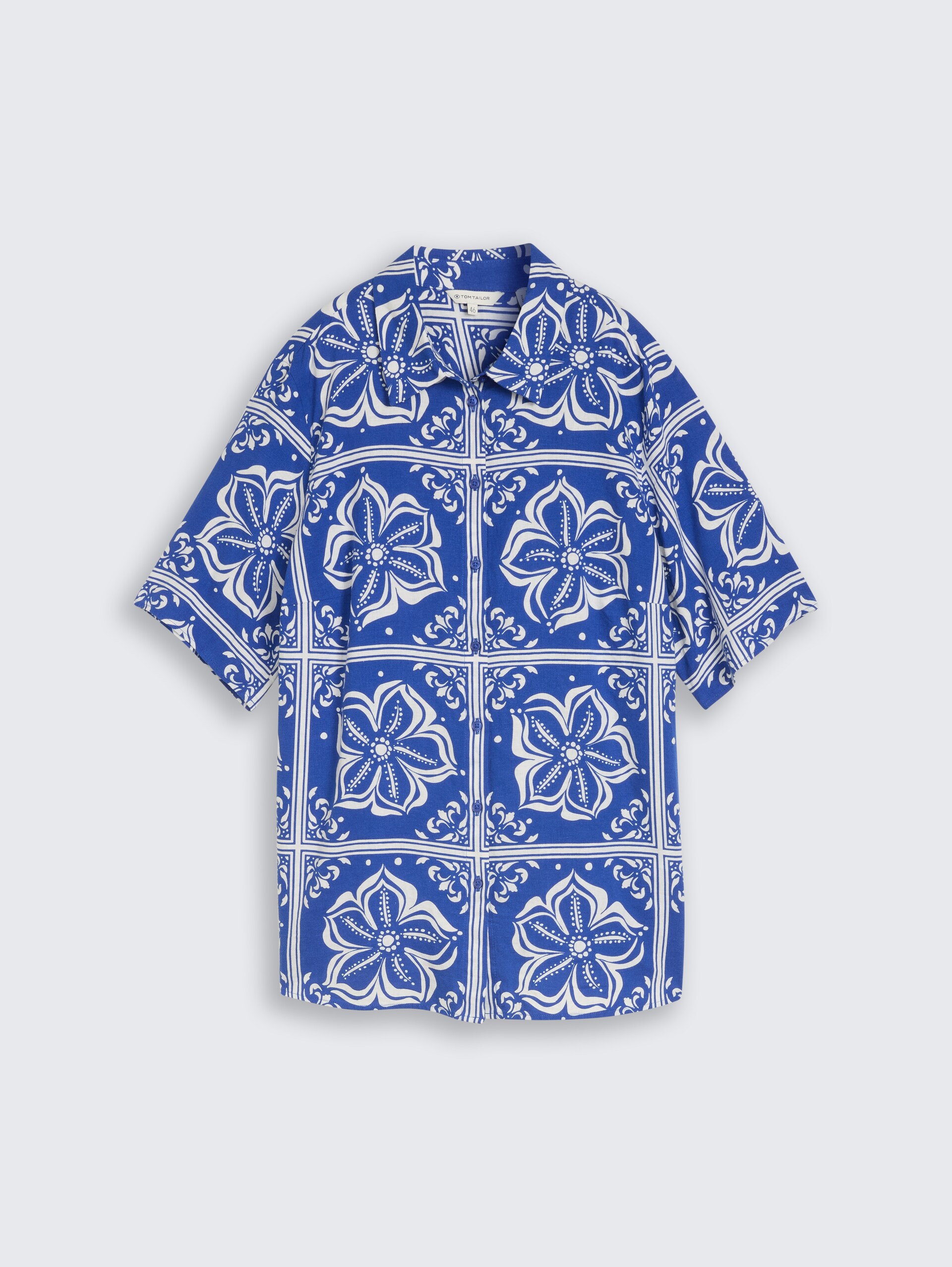 Plus Size - Losvallende blouse met linnen - blue flower tile design - Product vooraanzicht
