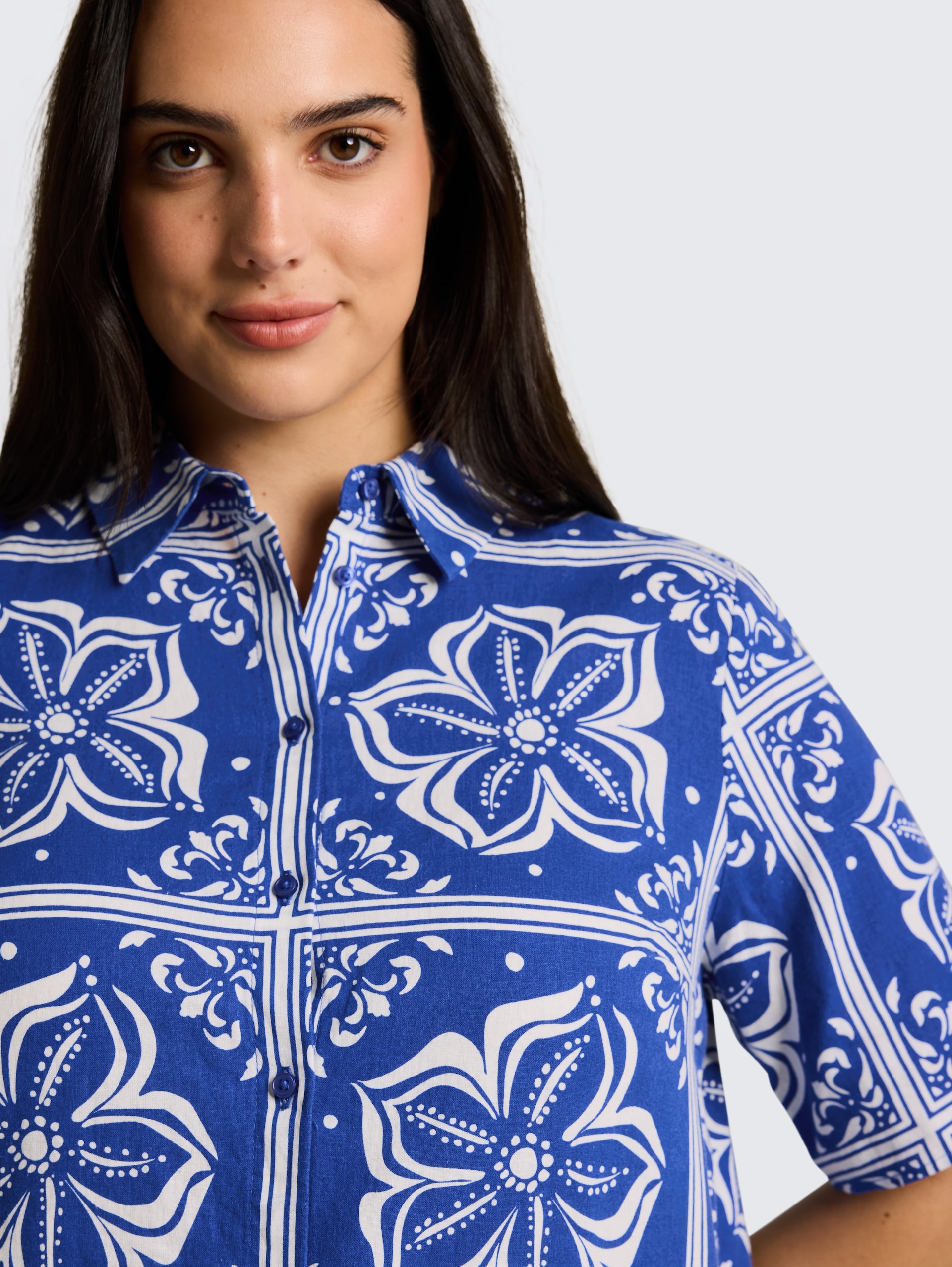 Plus Size - Losvallende blouse met linnen - blue flower tile design - Detailaanzicht model