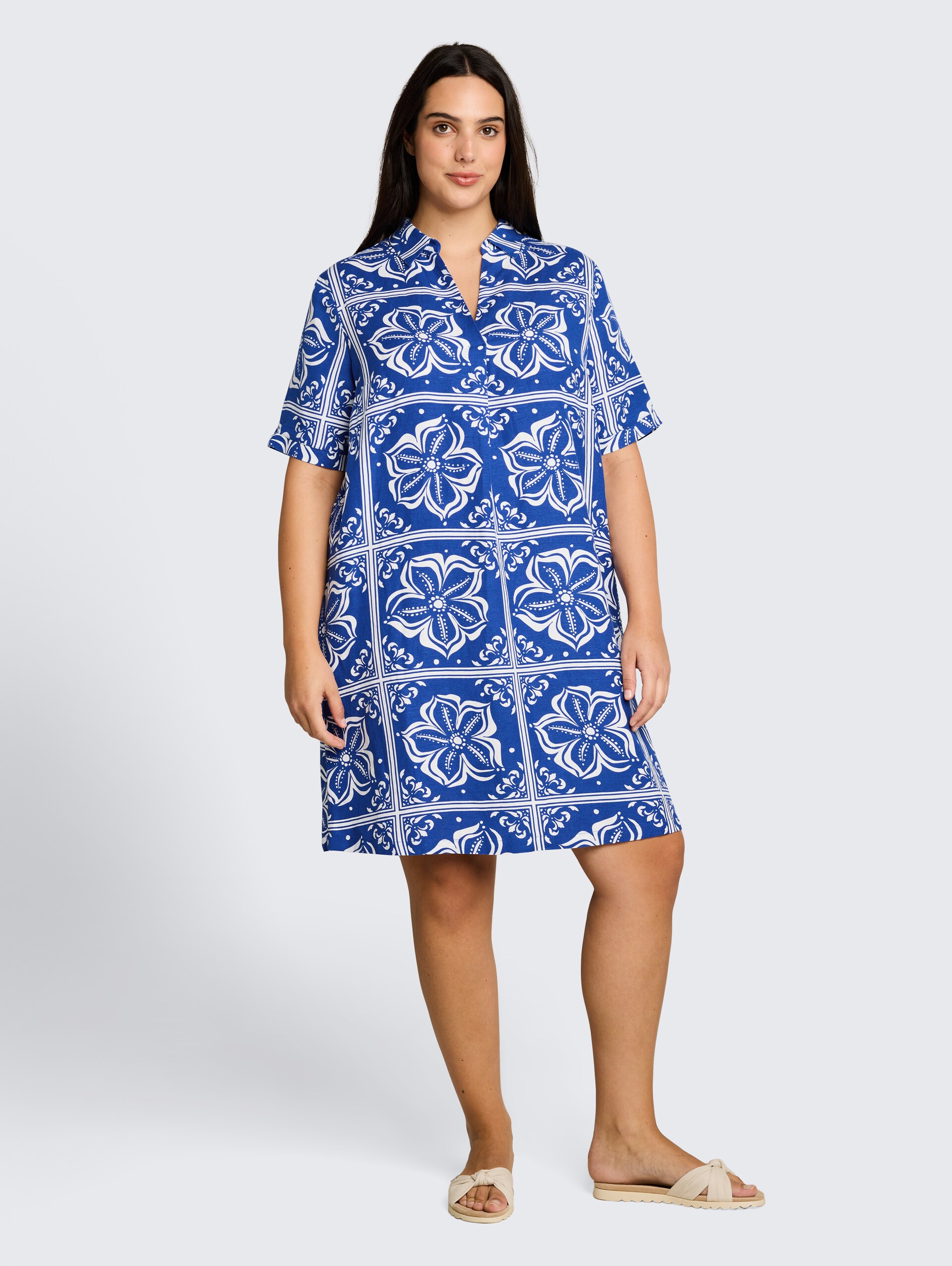 Plus Size - Kleid mit Leinenanteil - blue flower tile design - Model-Vorderansicht