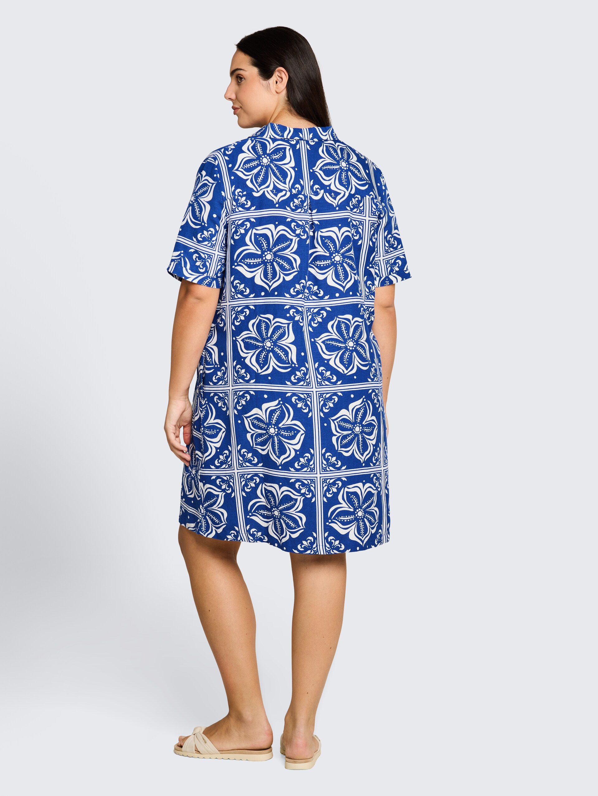 Plus Size - Kleid mit Leinenanteil - blue flower tile design - Model-Rückansicht