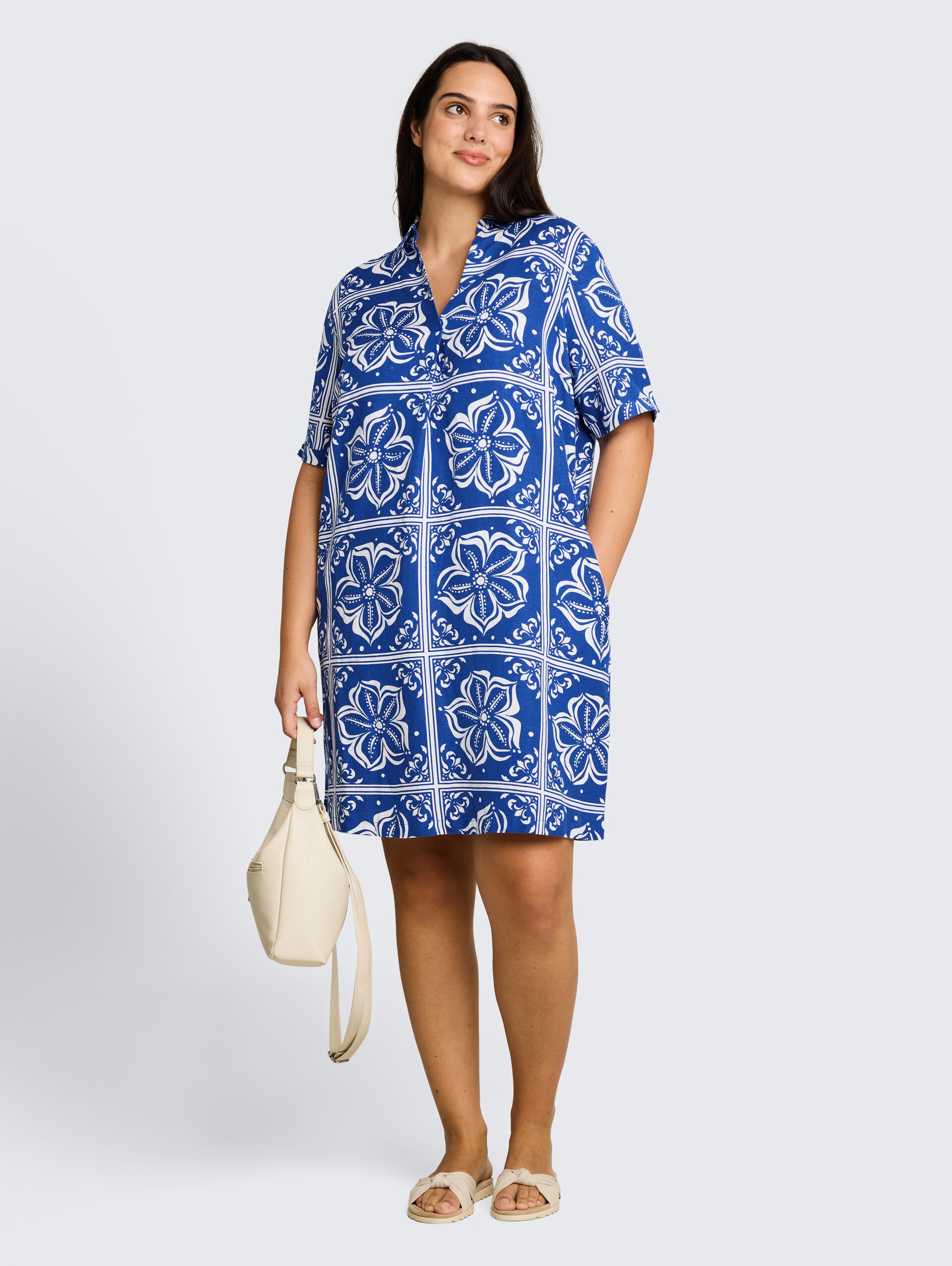 Plus Size - Kleid mit Leinenanteil - blue flower tile design - seitliche Model-Ansicht