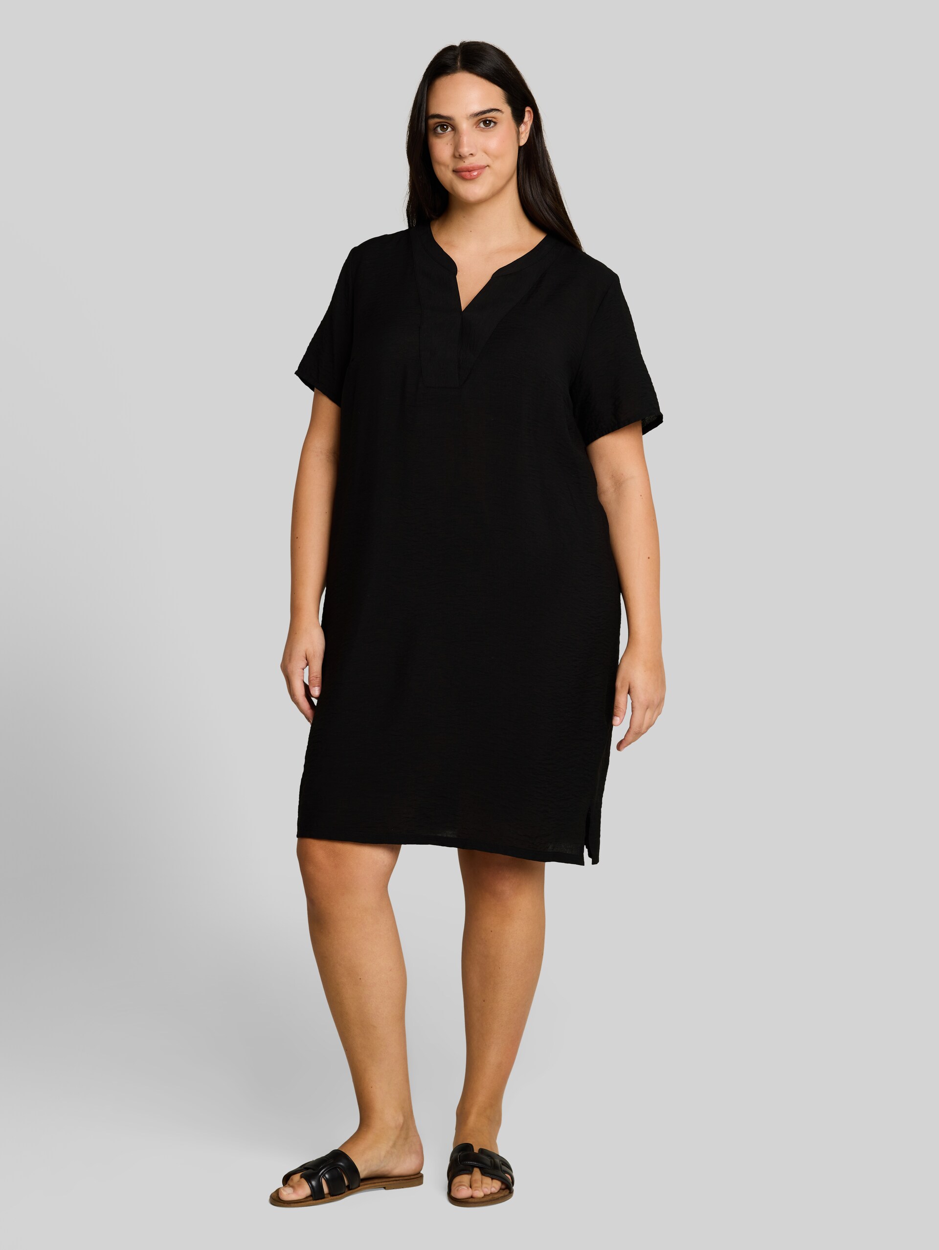 Plus Size - Kleid mit V-Ausschnitt - deep black - Model-Vorderansicht