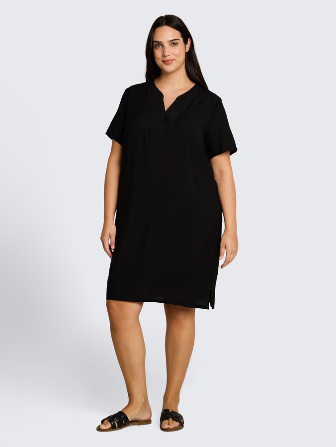 Plus Size - Kleid mit V-Ausschnitt von Women Plus Size, deep black