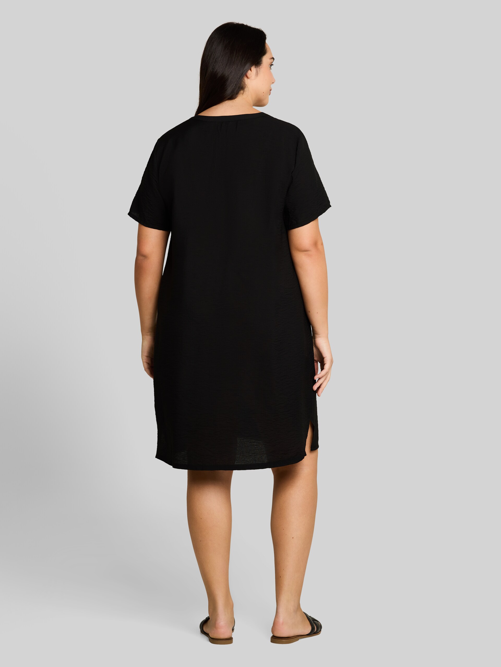 Plus Size - Kleid mit V-Ausschnitt - deep black - Model-Rückansicht