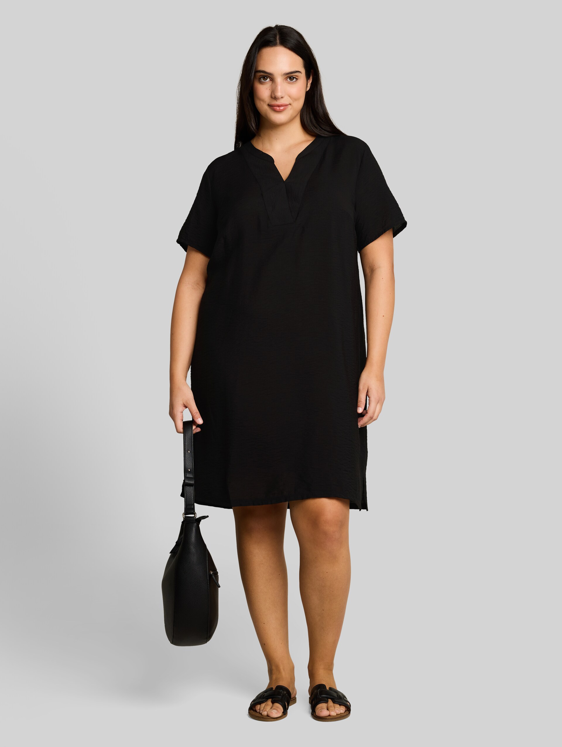 Plus Size - Kleid mit V-Ausschnitt - deep black - seitliche Model-Ansicht