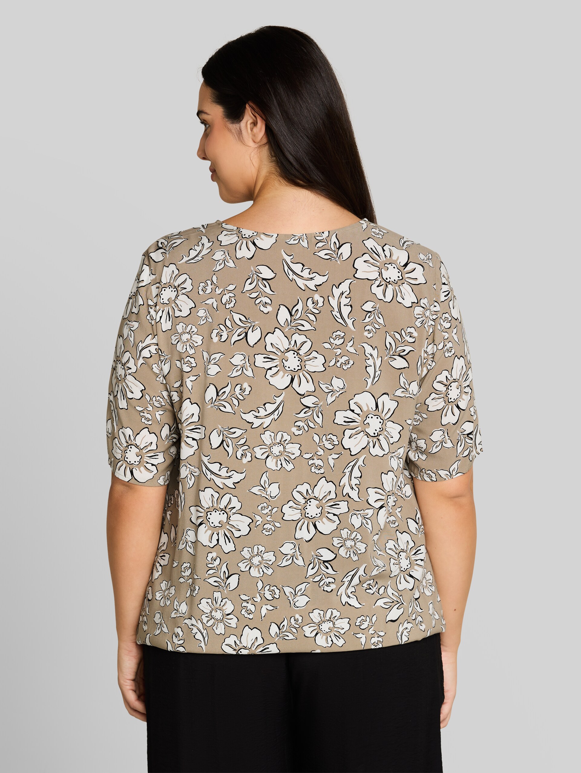Plus Size - Bluse aus Viskose - olive big flower design - Auschnitt Model-Rückansicht