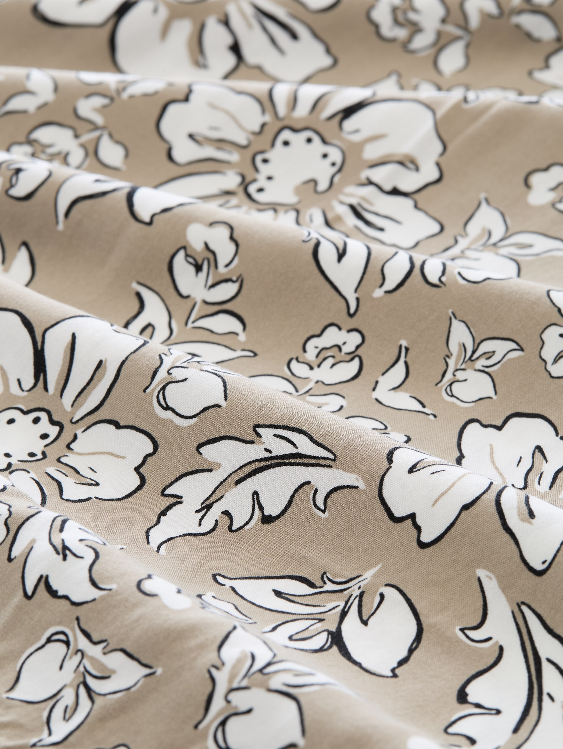 Plus Size - Bluse aus Viskose - olive big flower design - Material-Ansicht