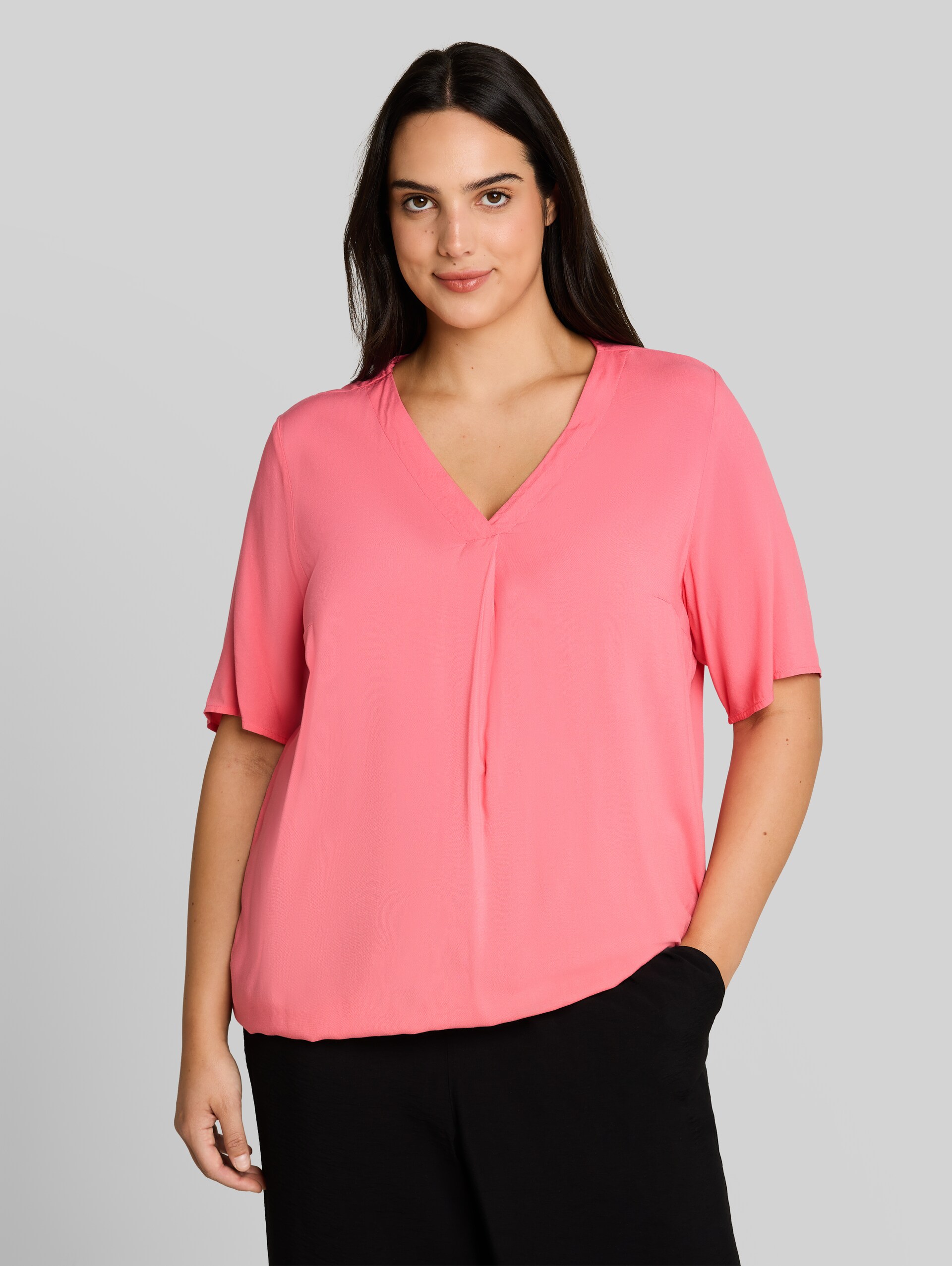 Plus Size - Bluse aus Viskose - soft fuchsia pink - Ausschnitt Model-Vorderansicht