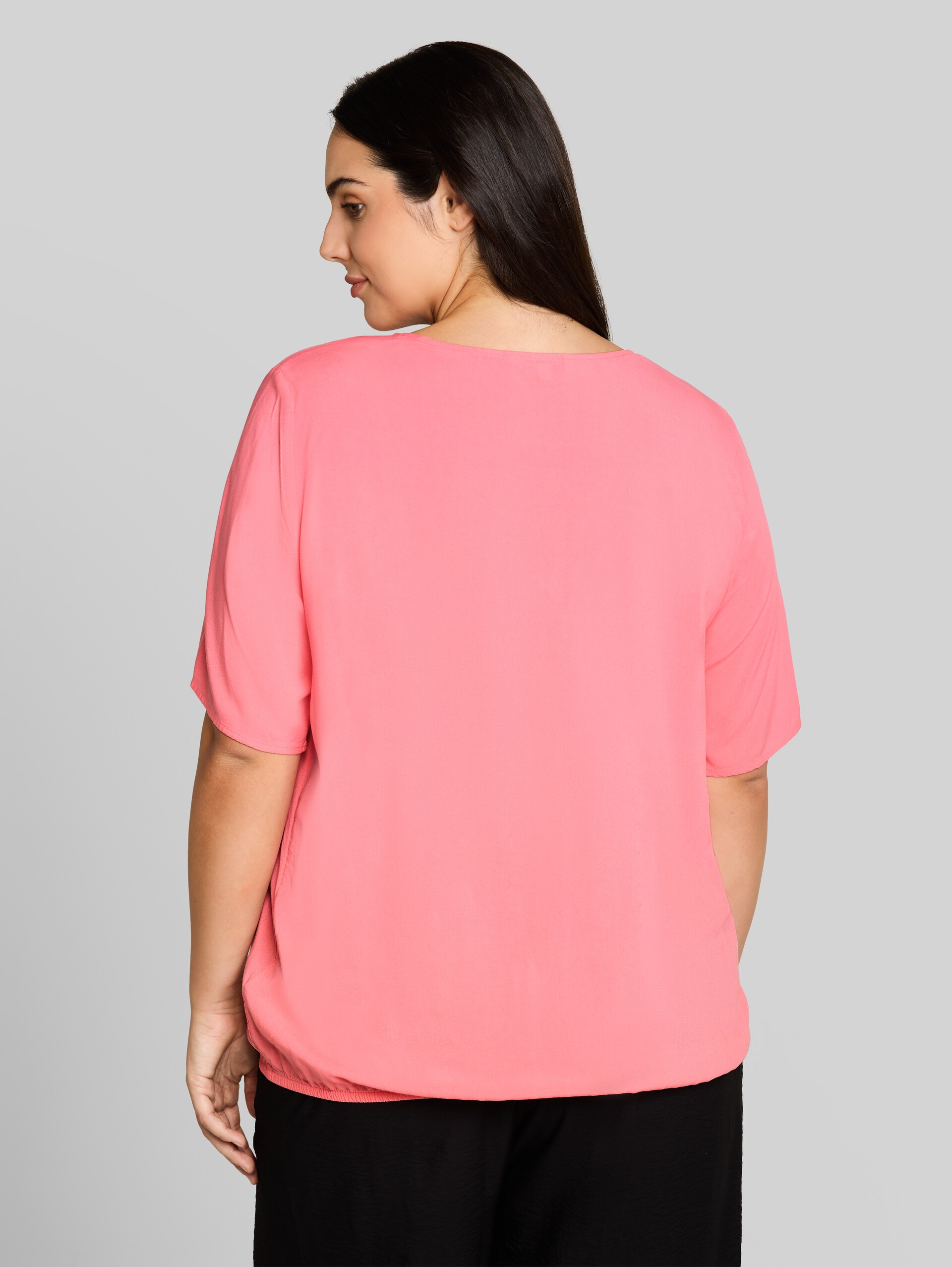 Plus Size - Bluse aus Viskose - soft fuchsia pink - Auschnitt Model-Rückansicht