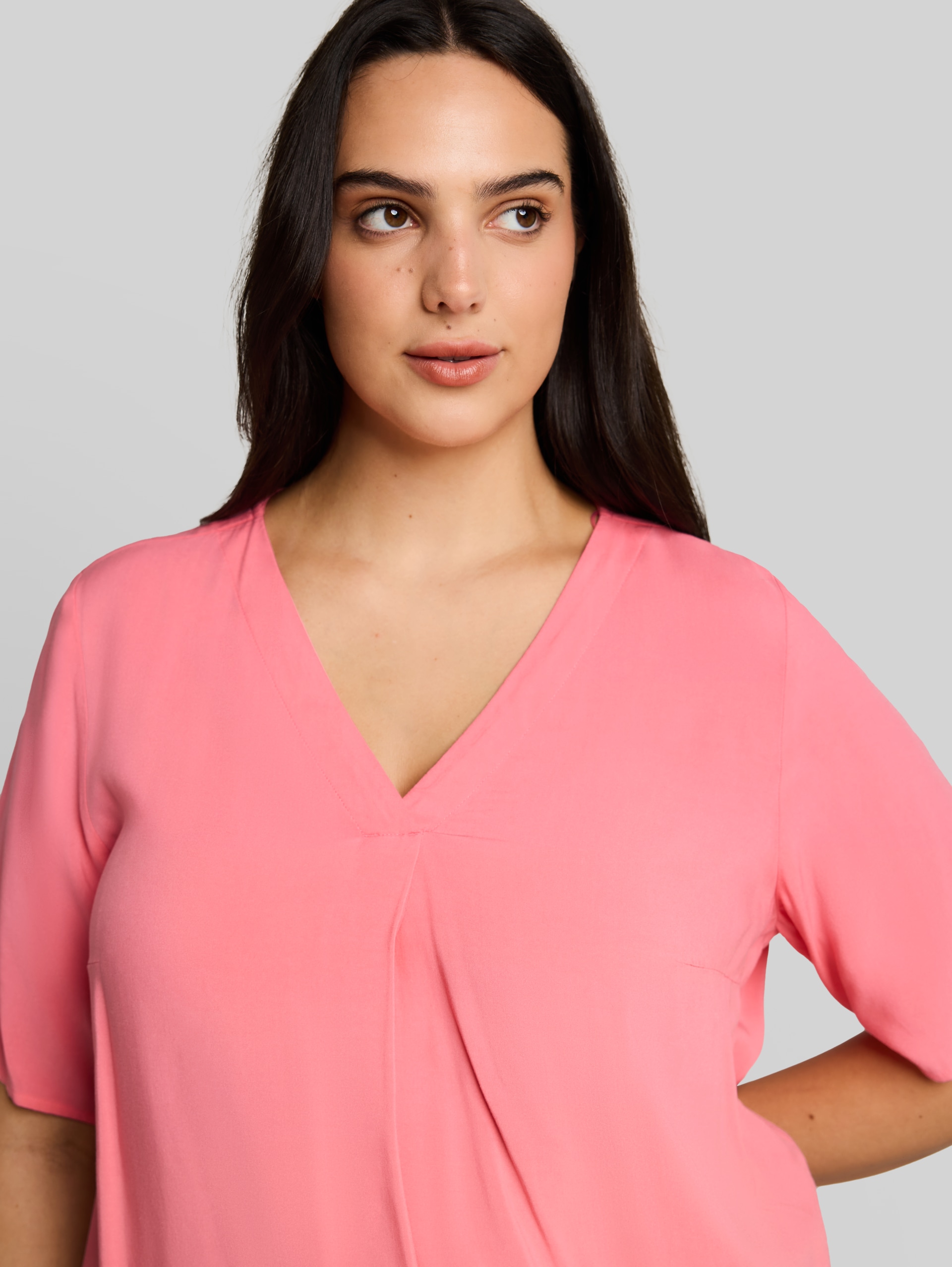 Plus Size - Bluse aus Viskose - soft fuchsia pink - Detail-Model-Ansicht