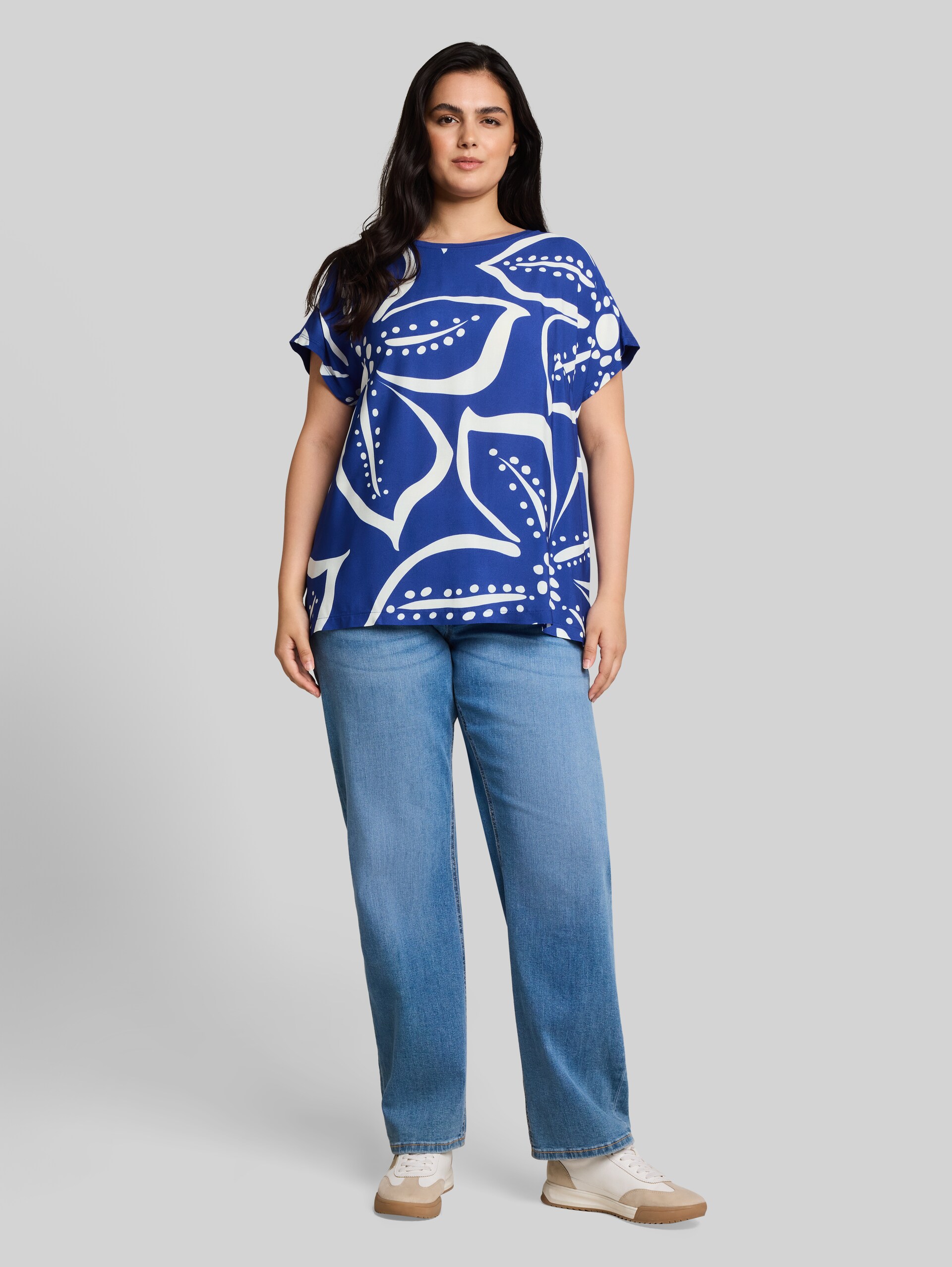 Plus Size - T-shirt in materiaalmix - shiny royal blue - Model vooraanzicht