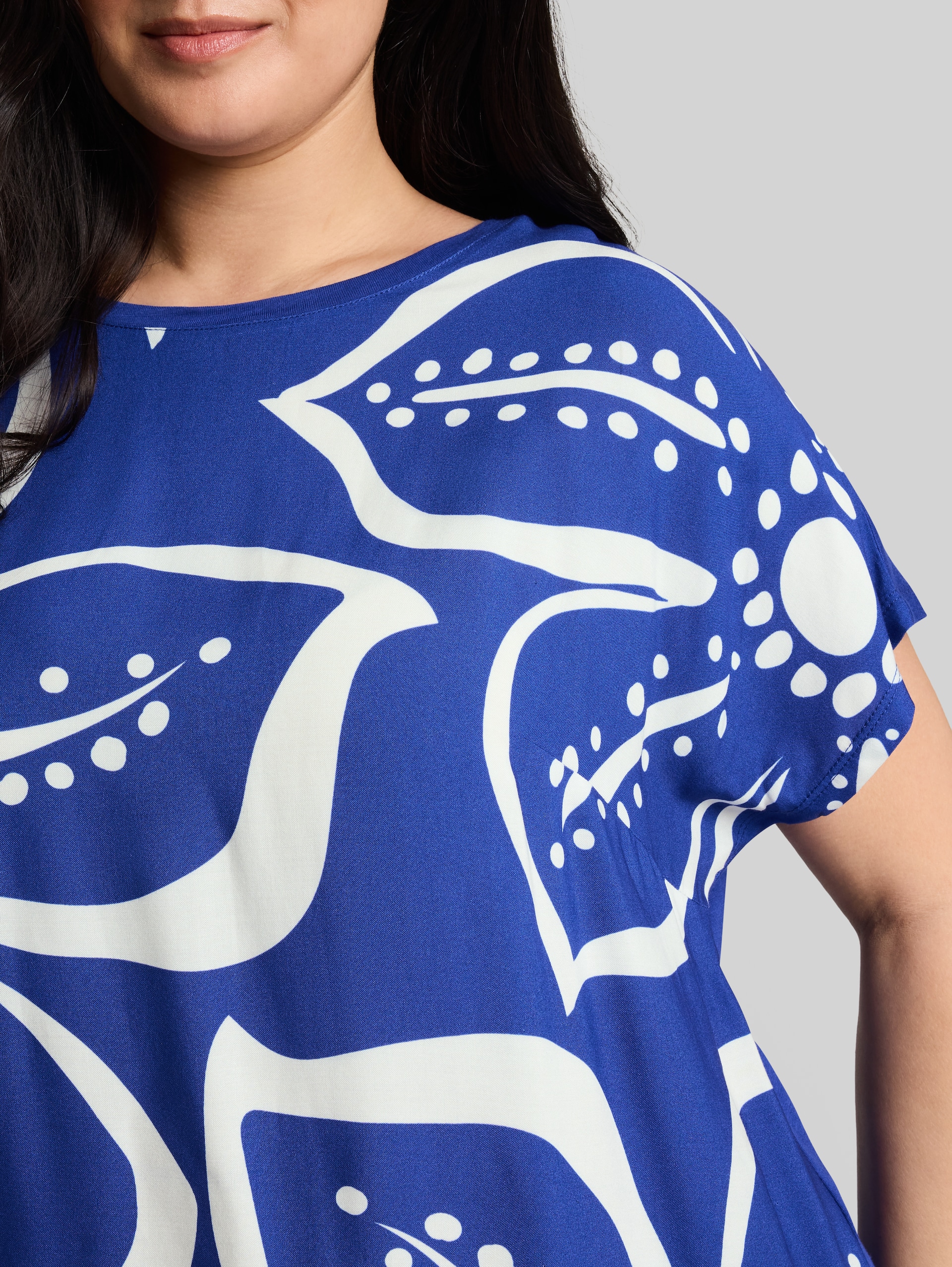 Plus Size - T-shirt in materiaalmix - shiny royal blue - Detailaanzicht model