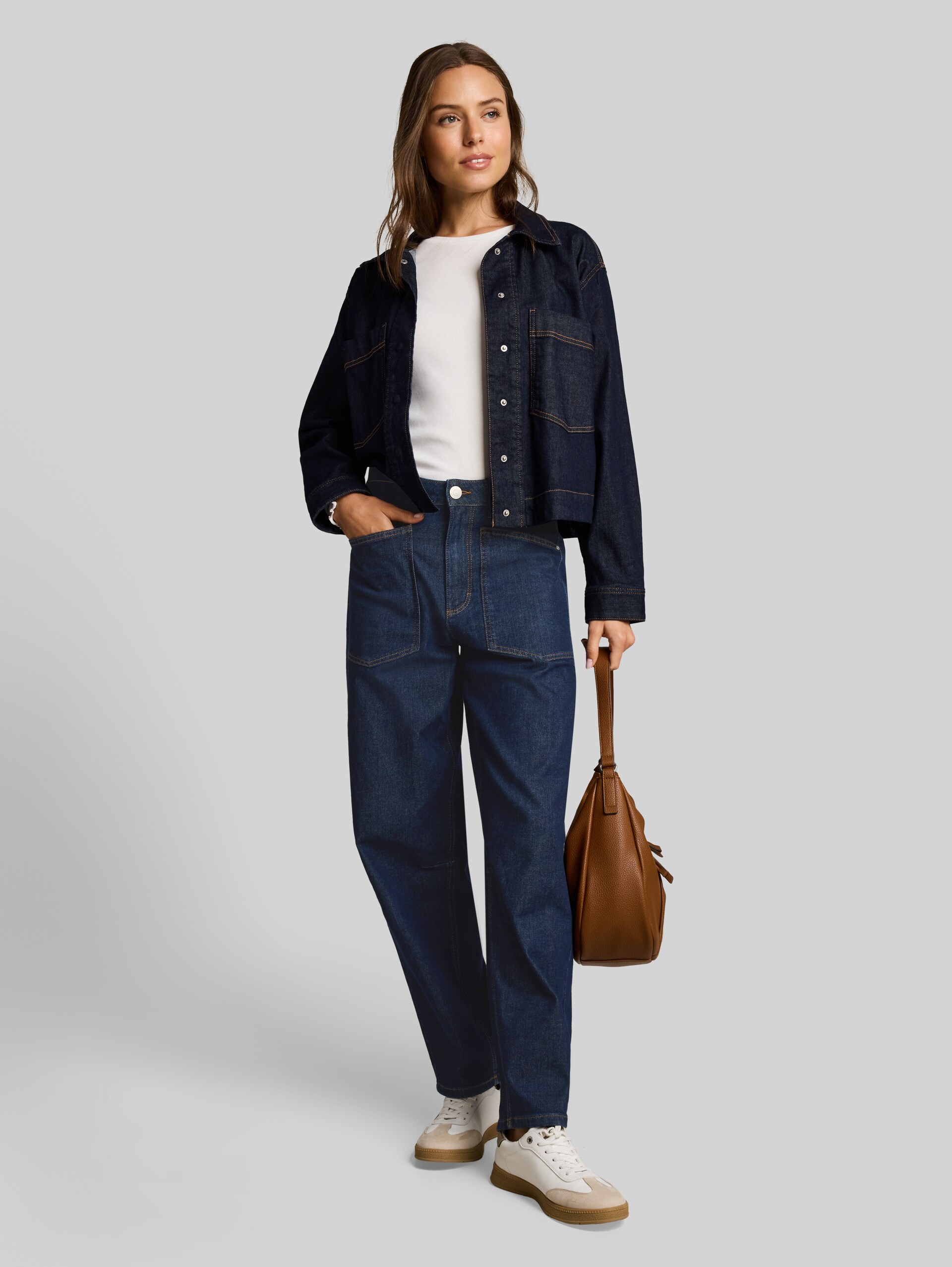 TTCELIA BARREL jeans with patch pockets - Rinsed Blue Denim - Model front view