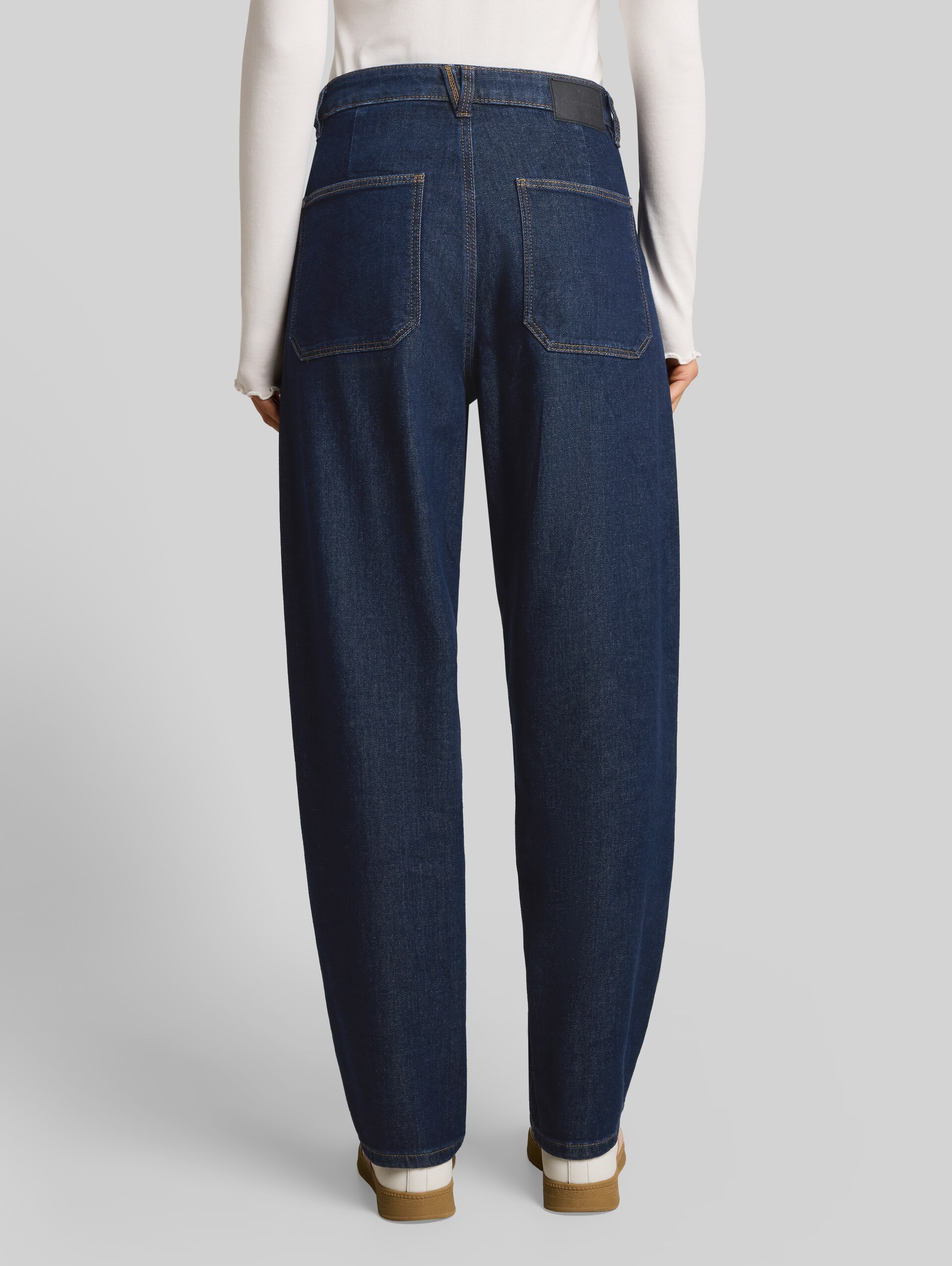 TTCELIA BARREL jeans with patch pockets - Rinsed Blue Denim - Neckline model-back view