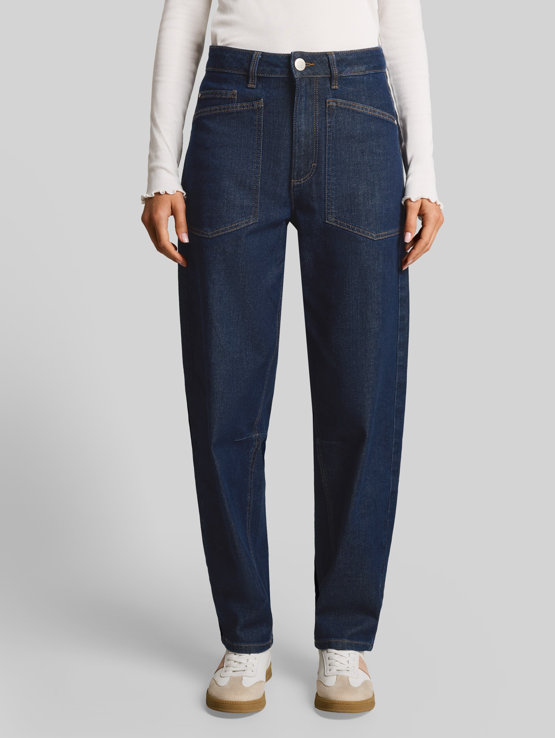 TTCELIA BARREL jeans with patch pockets - Rinsed Blue Denim - Neckline model front view