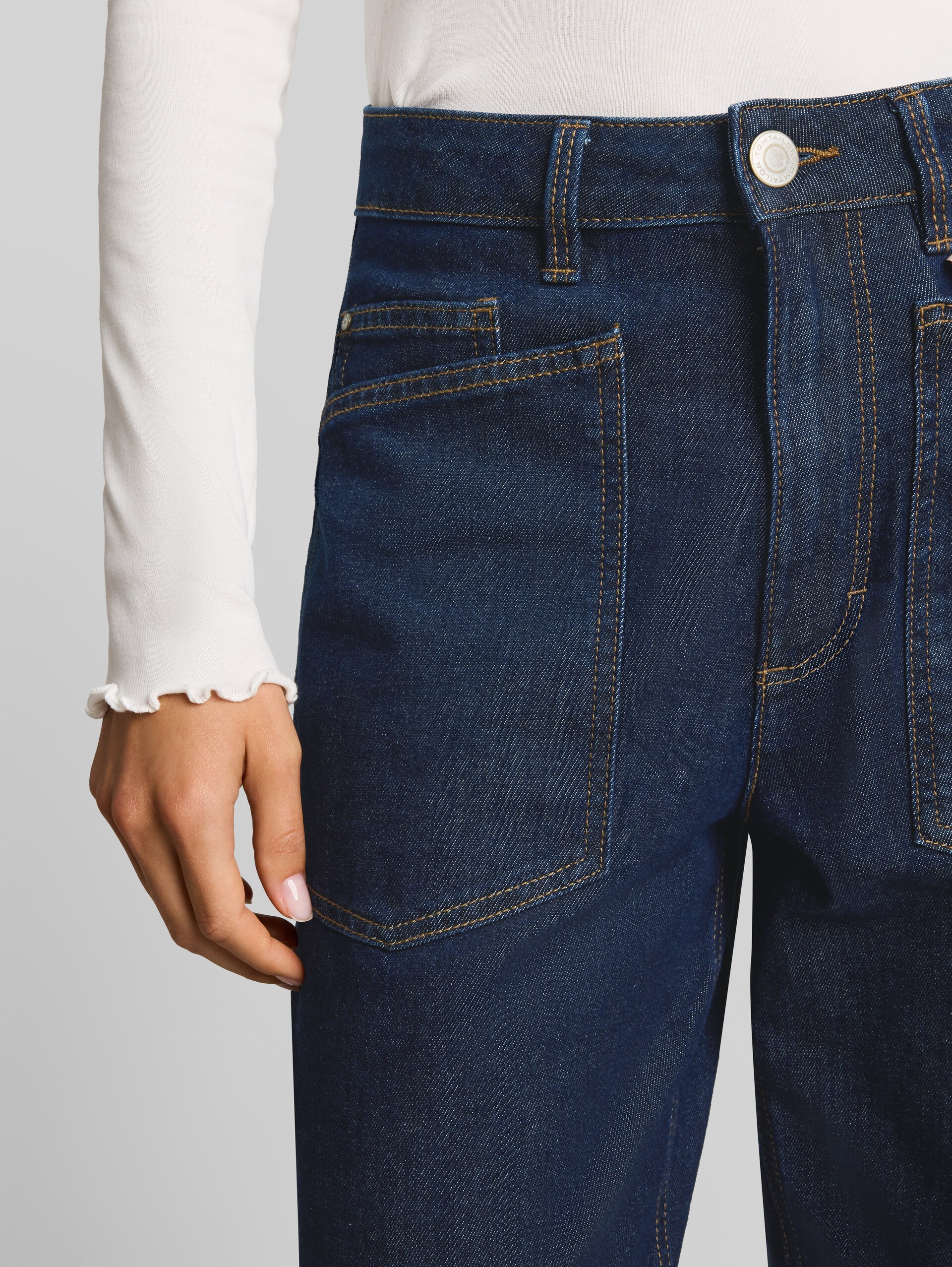 TTCELIA BARREL jeans with patch pockets - Rinsed Blue Denim - Detail model view