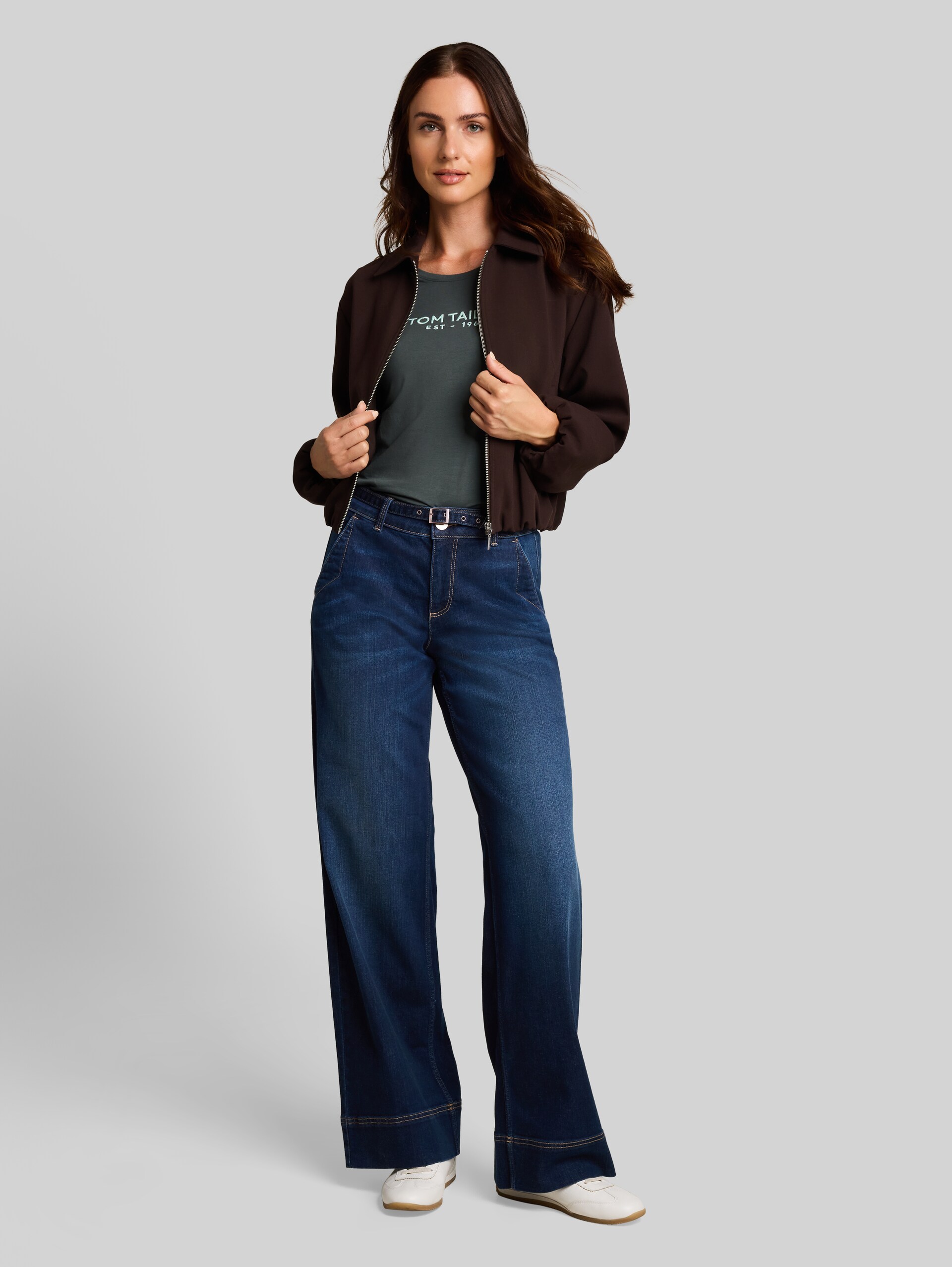 TTLUNA WIDE-jeans met riem - Clean Dark Stone Blue Denim - Model vooraanzicht