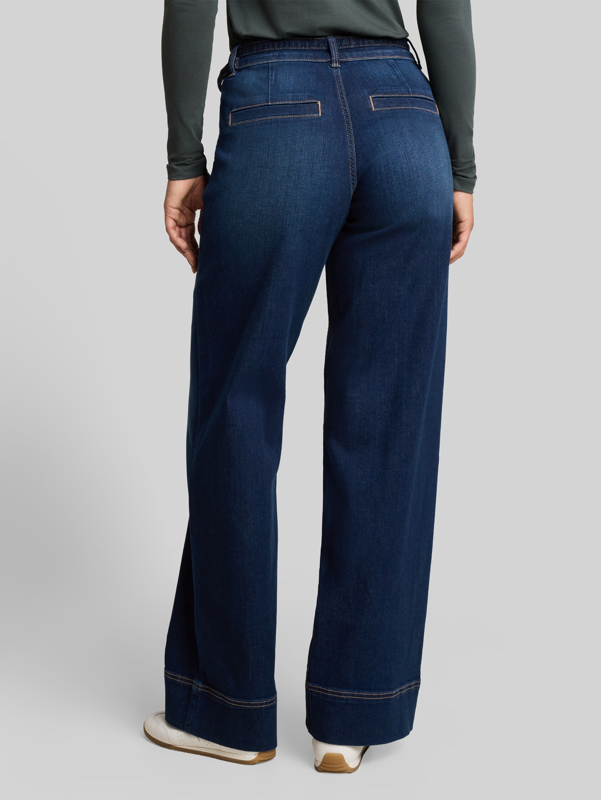 TTLUNA WIDE-jeans met riem - Clean Dark Stone Blue Denim - Neklijn model-achteraanzicht