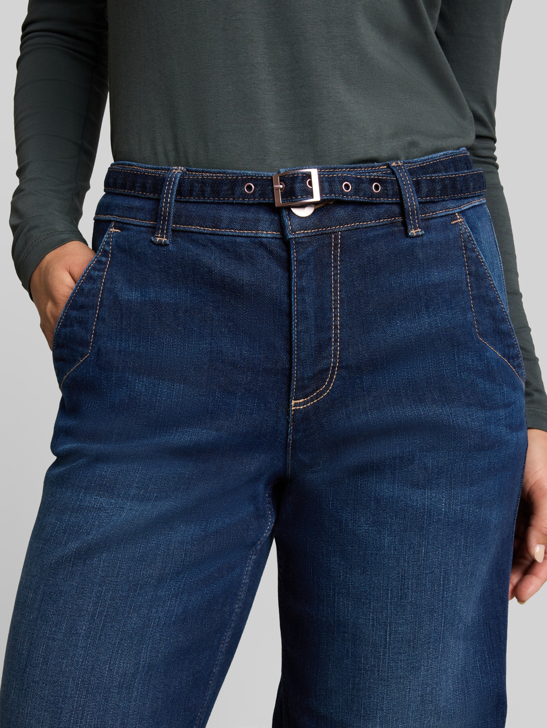TTLUNA WIDE-jeans met riem - Clean Dark Stone Blue Denim - Detailaanzicht model