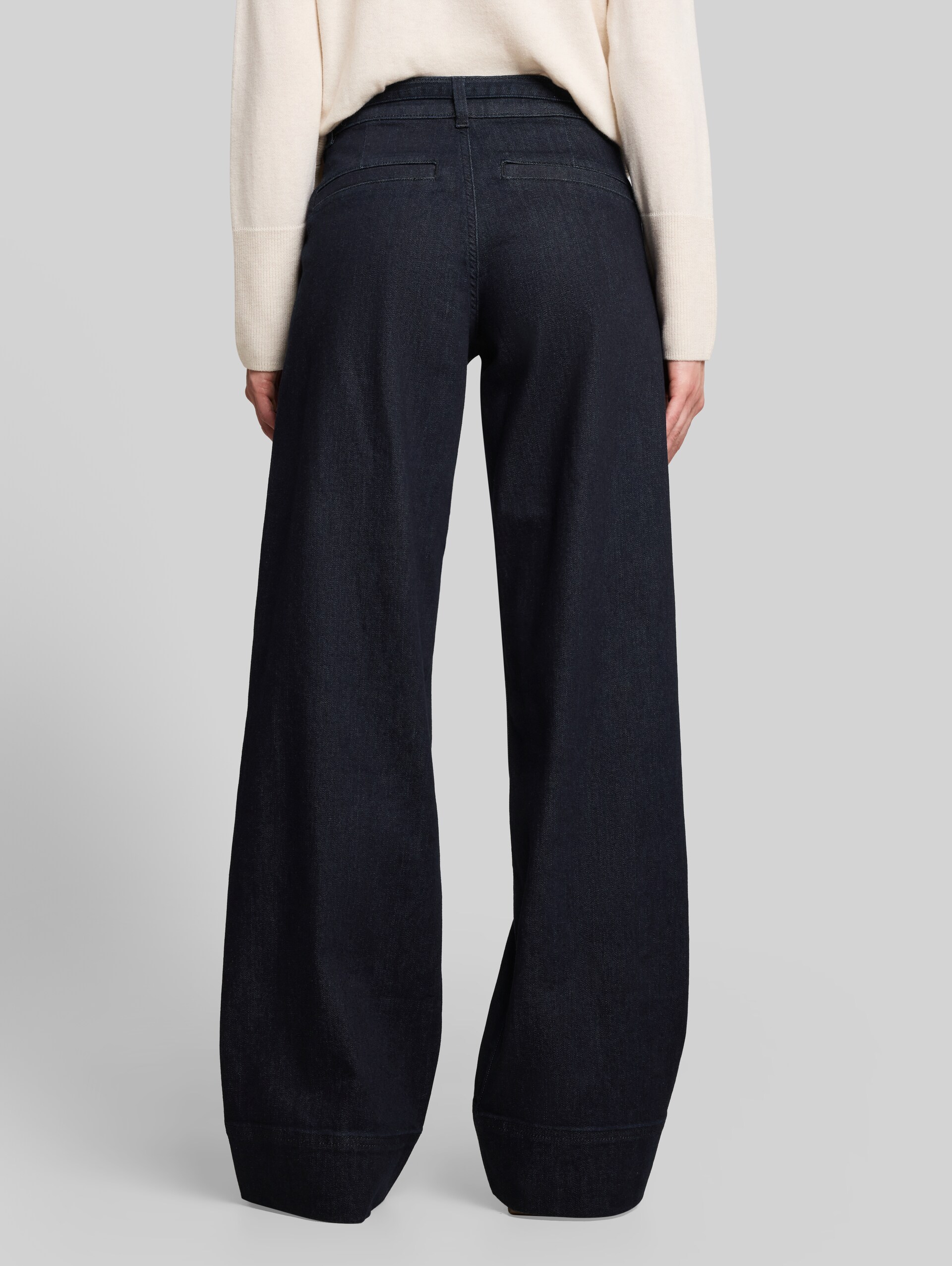 TTLUNA WIDE Jeans mit Gürtel - Clean Rinsed Blue Denim - Auschnitt Model-Rückansicht