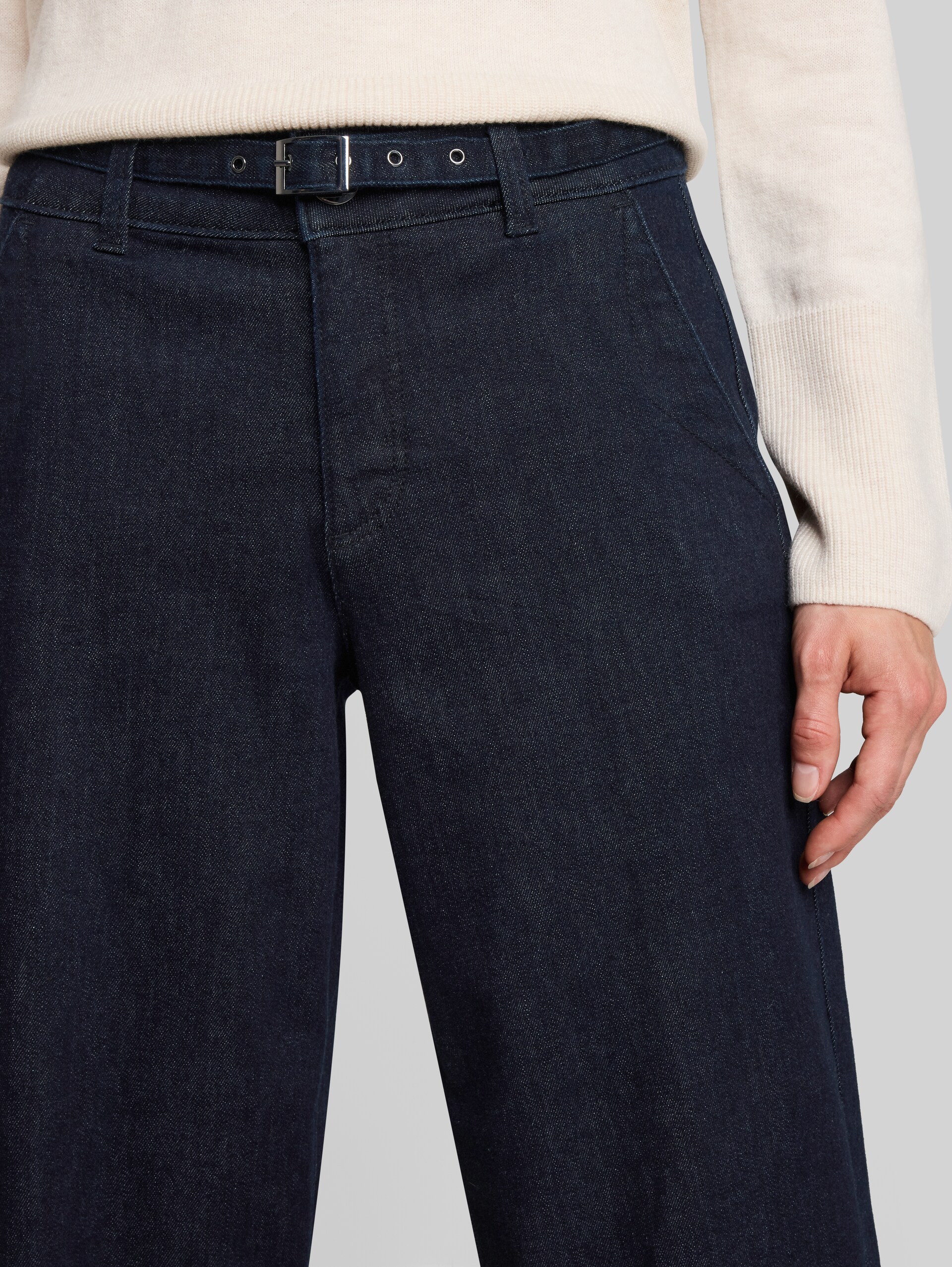 TTLUNA WIDE Jeans mit Gürtel - Clean Rinsed Blue Denim - Detail-Model-Ansicht