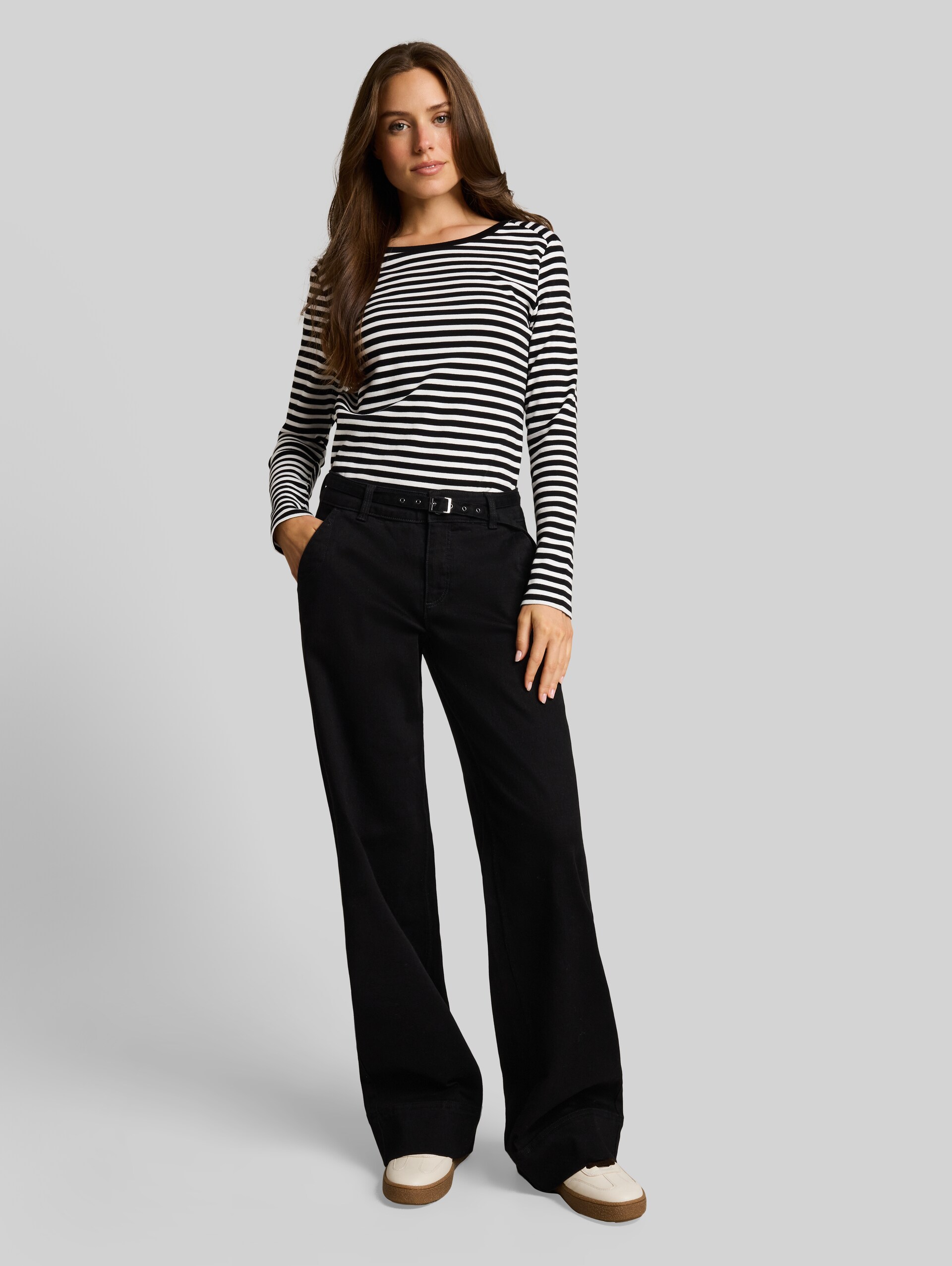 TTLUNA WIDE Jeans mit Gürtel - black denim - Model-Vorderansicht