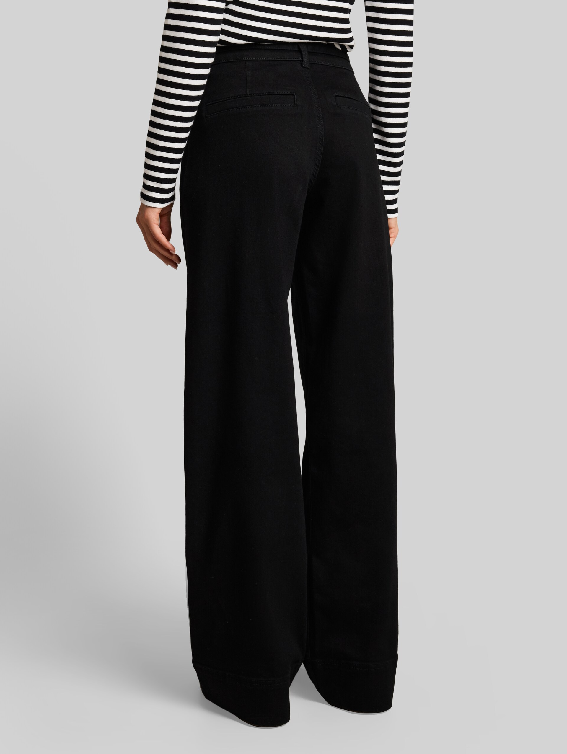 TTLUNA WIDE Jeans mit Gürtel - black denim - Auschnitt Model-Rückansicht