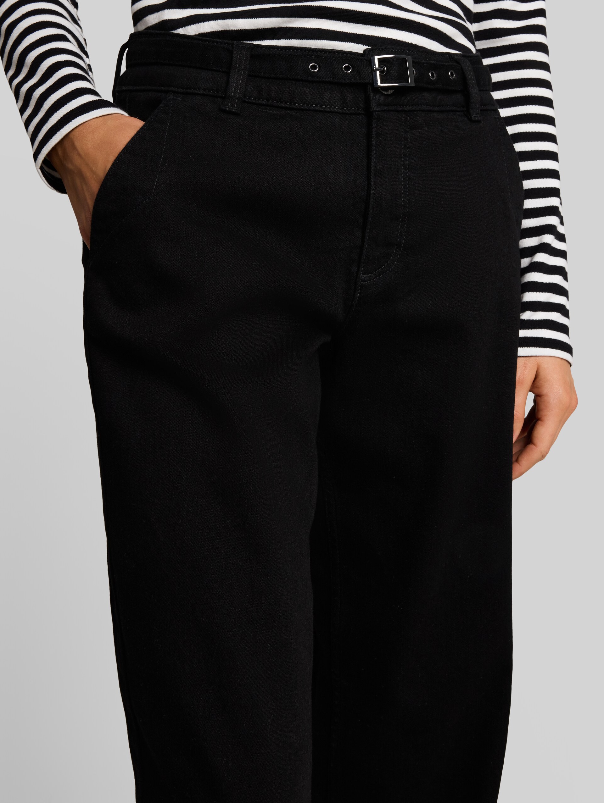 TTLUNA WIDE Jeans mit Gürtel - black denim - Detail-Model-Ansicht