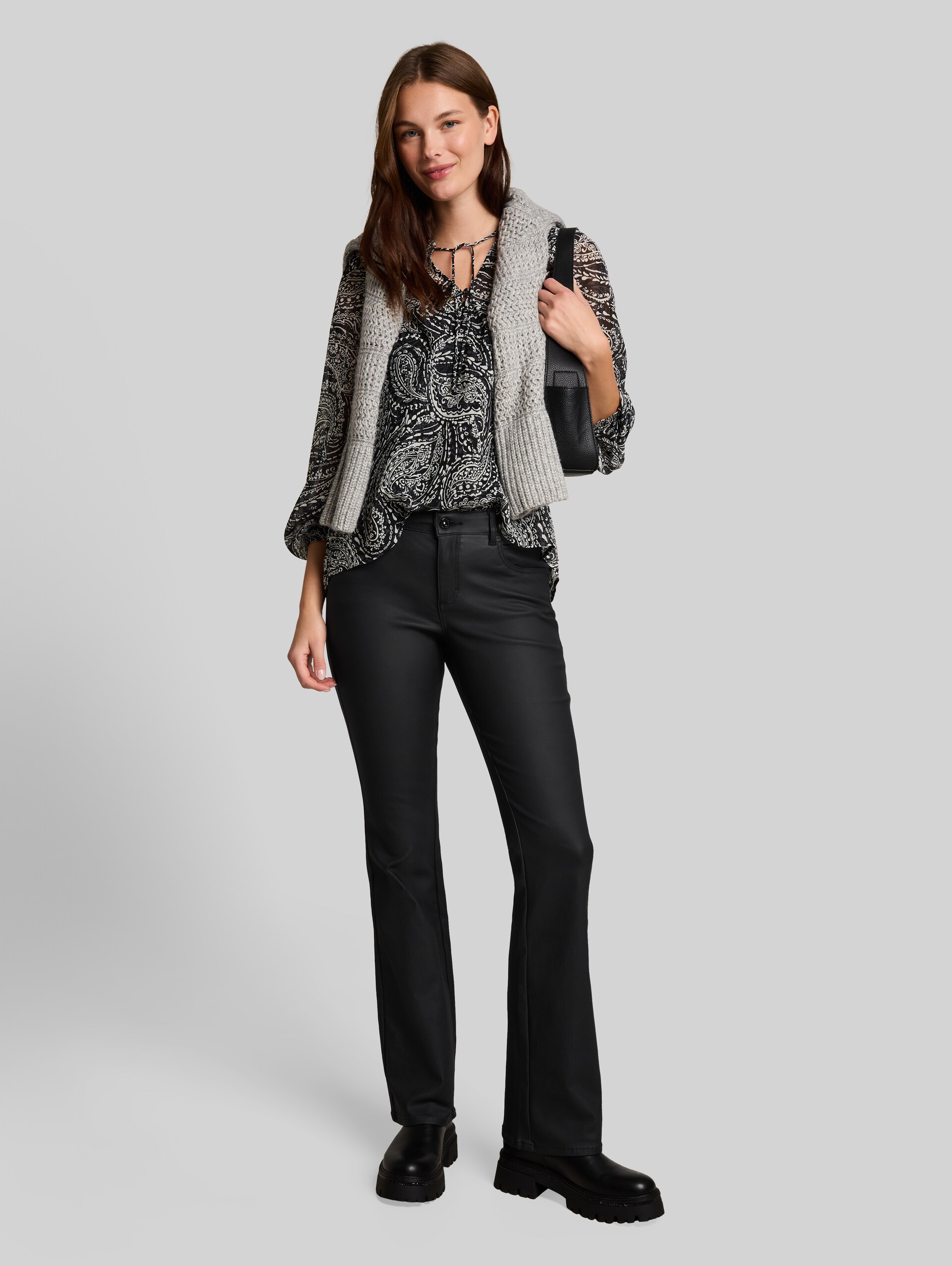 TTLEELA BOOTCUT Coated Jeans - coated black denim - Model-Vorderansicht