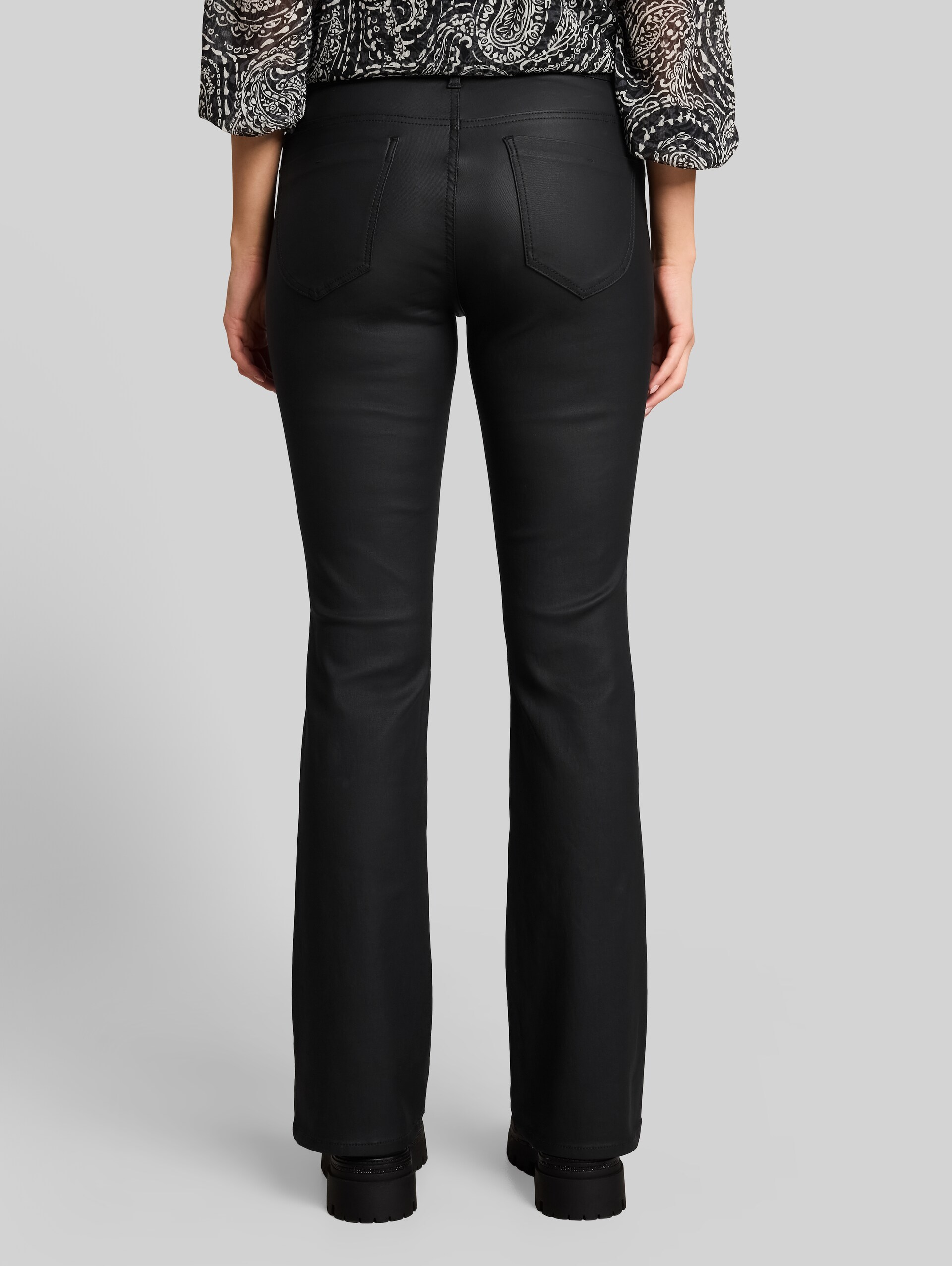 TTLEELA BOOTCUT Coated Jeans - coated black denim - Auschnitt Model-Rückansicht