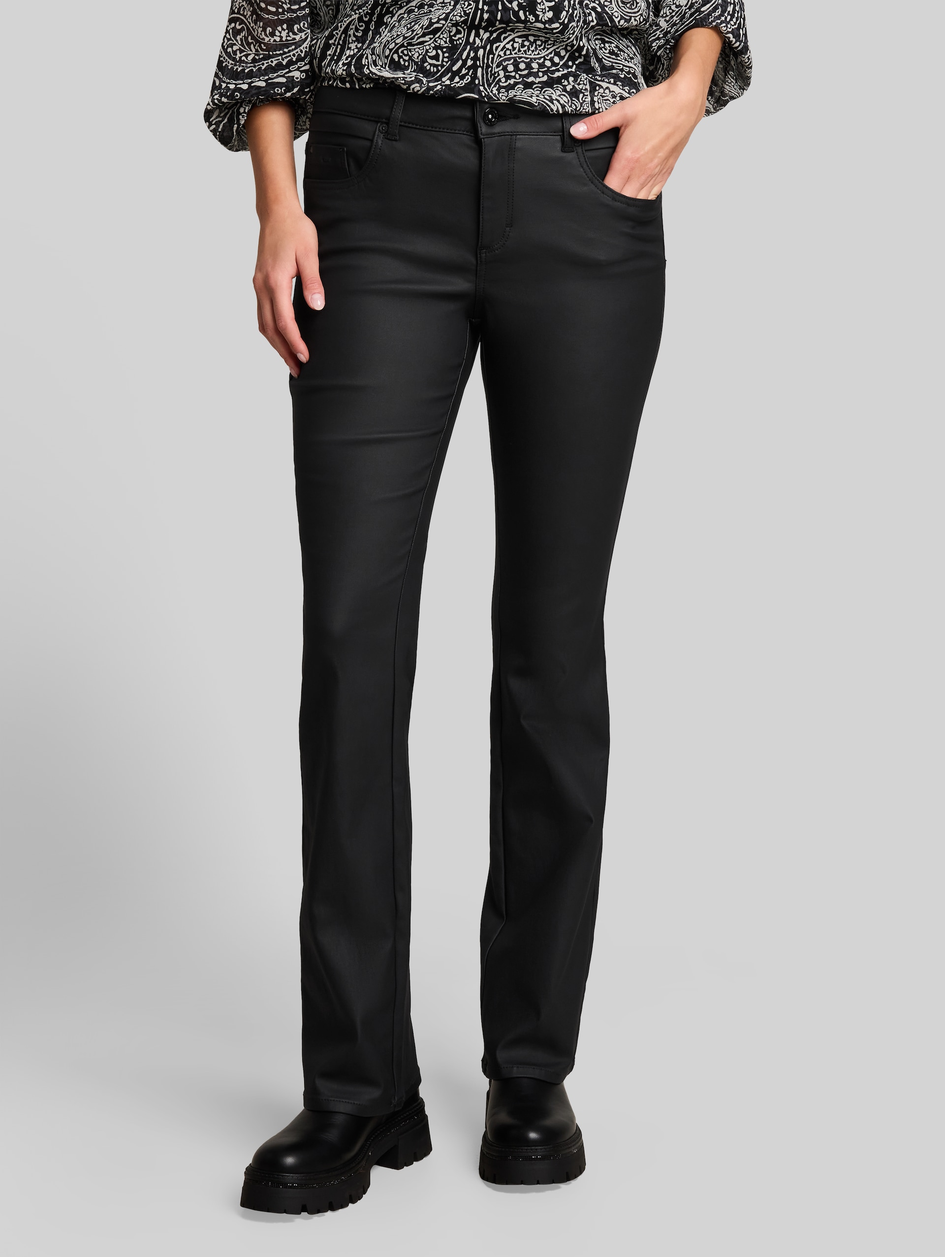TTLEELA BOOTCUT Coated Jeans - coated black denim - Ausschnitt Model-Vorderansicht