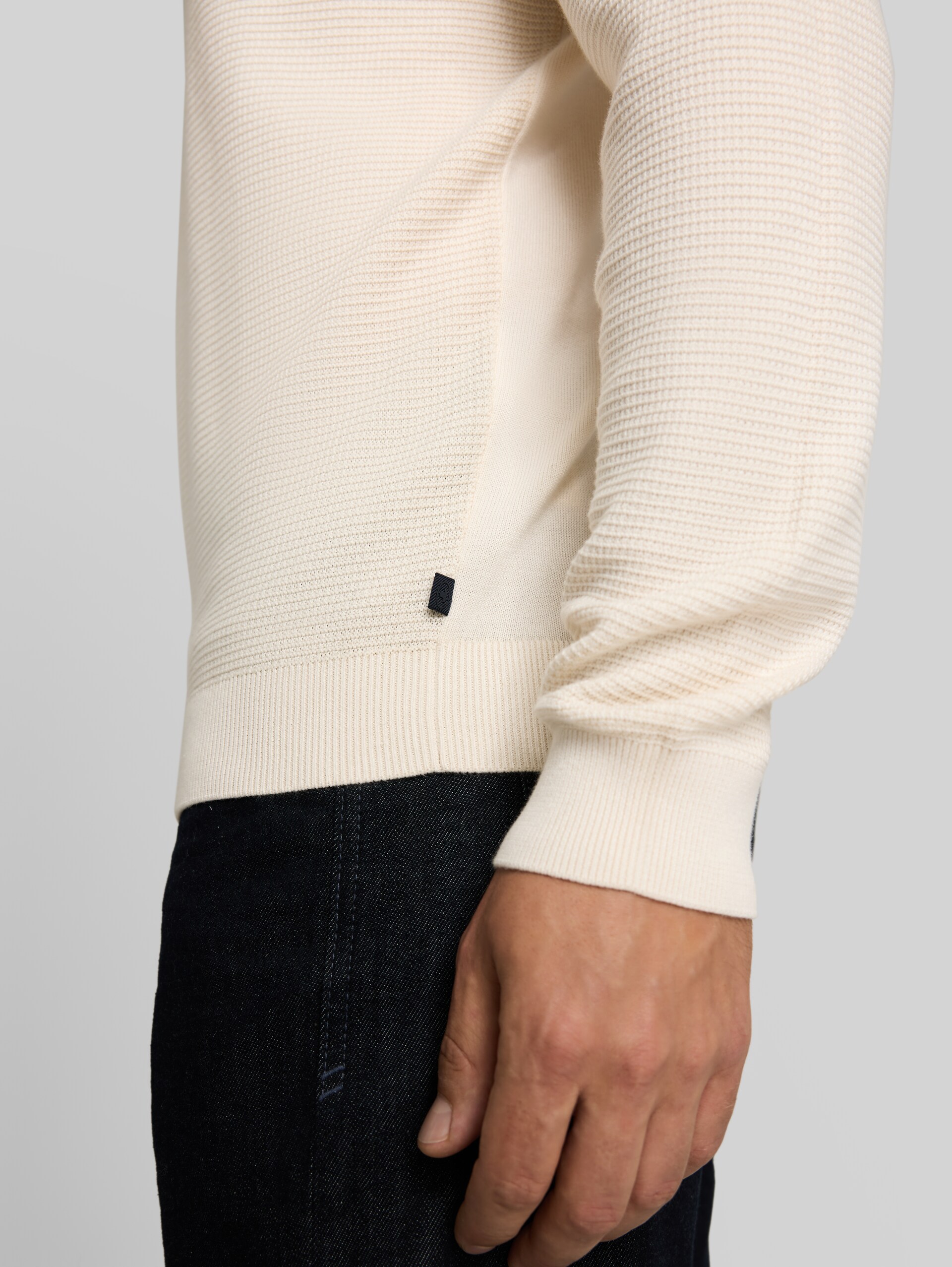 Strickpullover aus Baumwolle - Gardenia White - Detail-Model-Ansicht