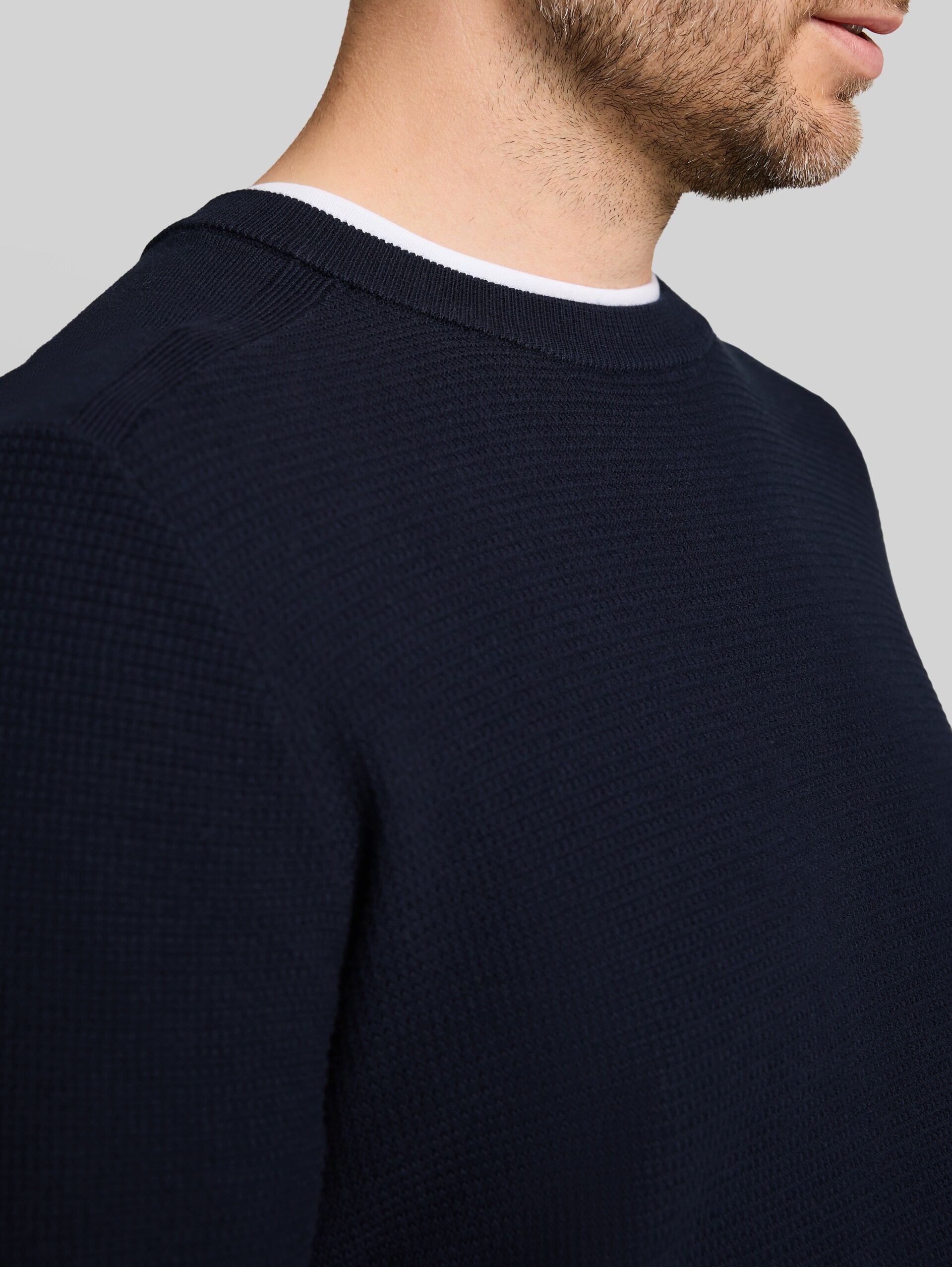 Strickpullover aus Baumwolle - sky captain blue - Detail-Model-Ansicht