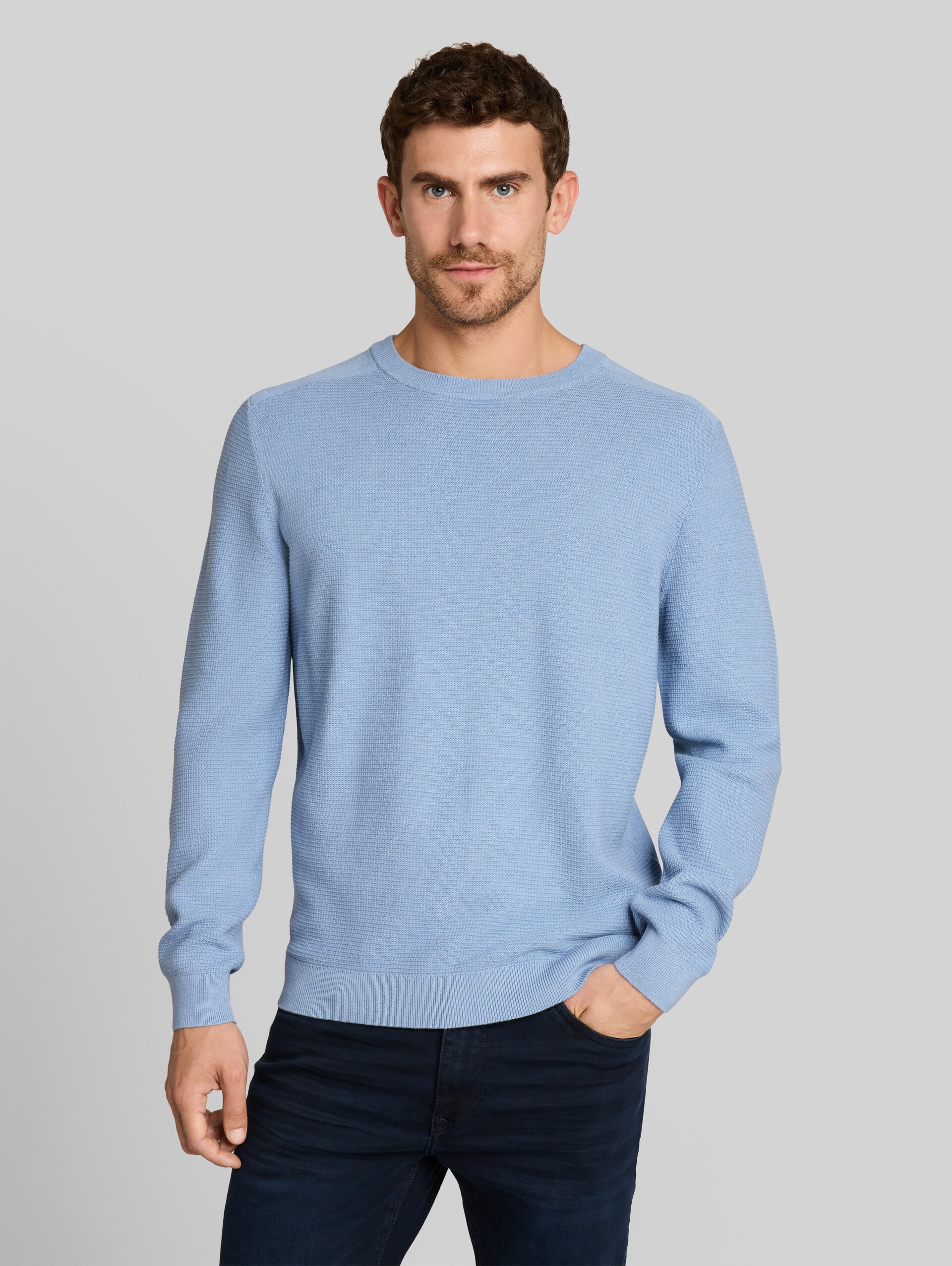 Strickpullover aus Baumwolle - Pale Blue Mélange - Ausschnitt Model-Vorderansicht