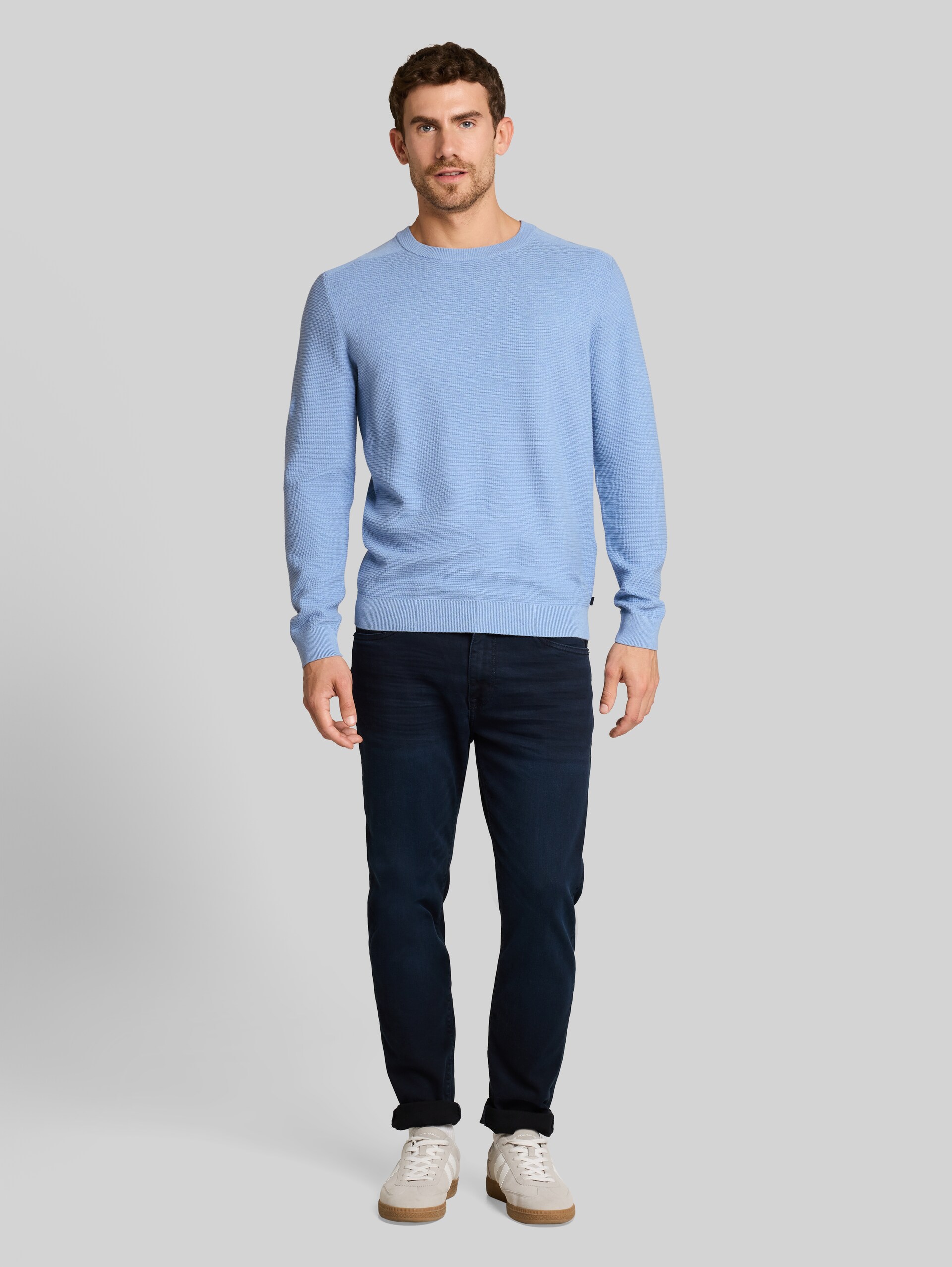 Strickpullover aus Baumwolle - Pale Blue Mélange - Model-Vorderansicht
