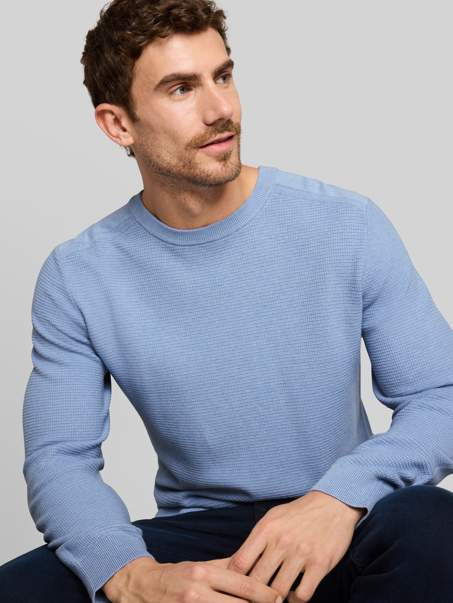 Strickpullover aus Baumwolle - Pale Blue Mélange - Detail-Model-Ansicht