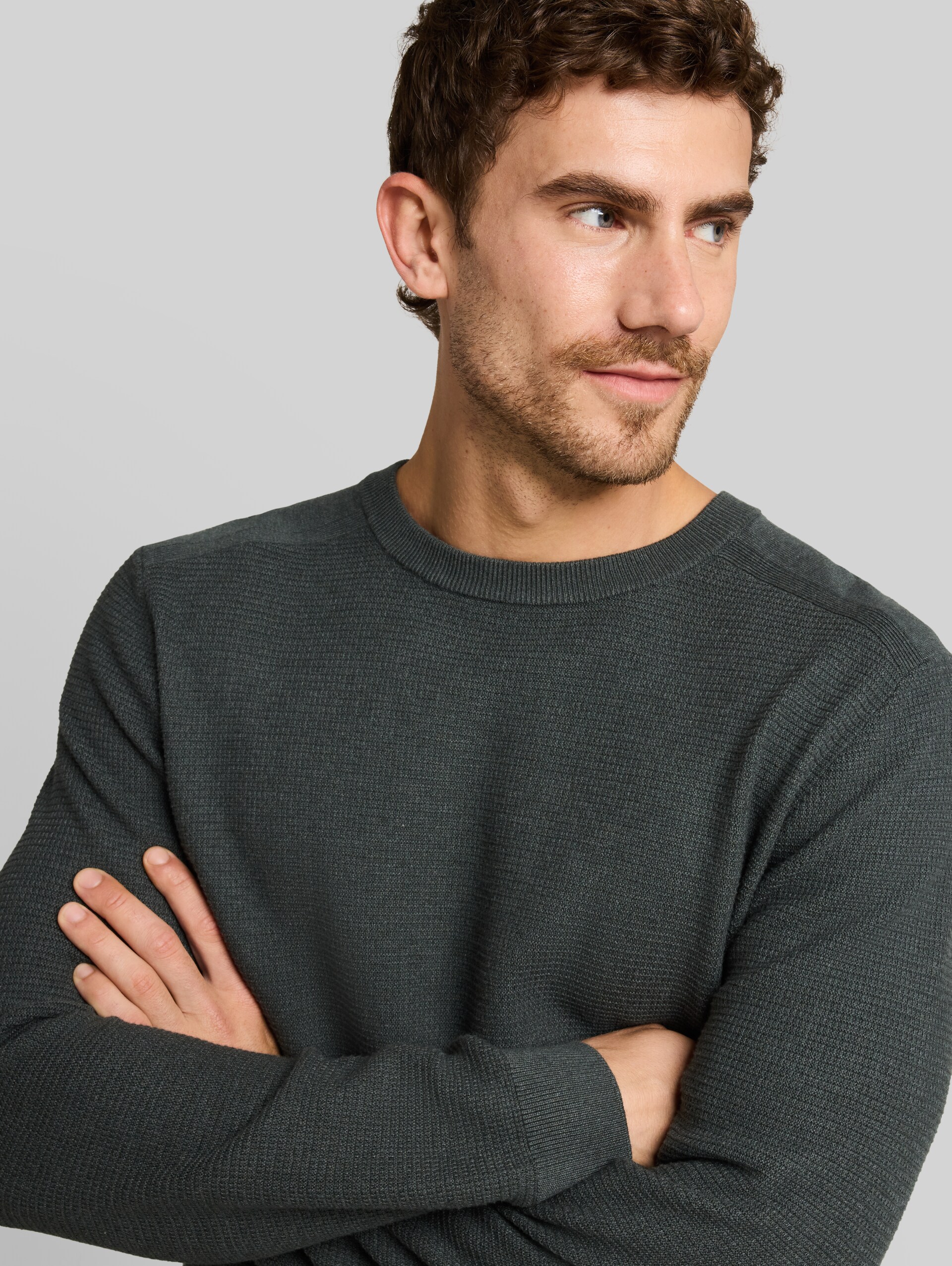 Strickpullover aus Baumwolle - darkest olive melange - Detail-Model-Ansicht
