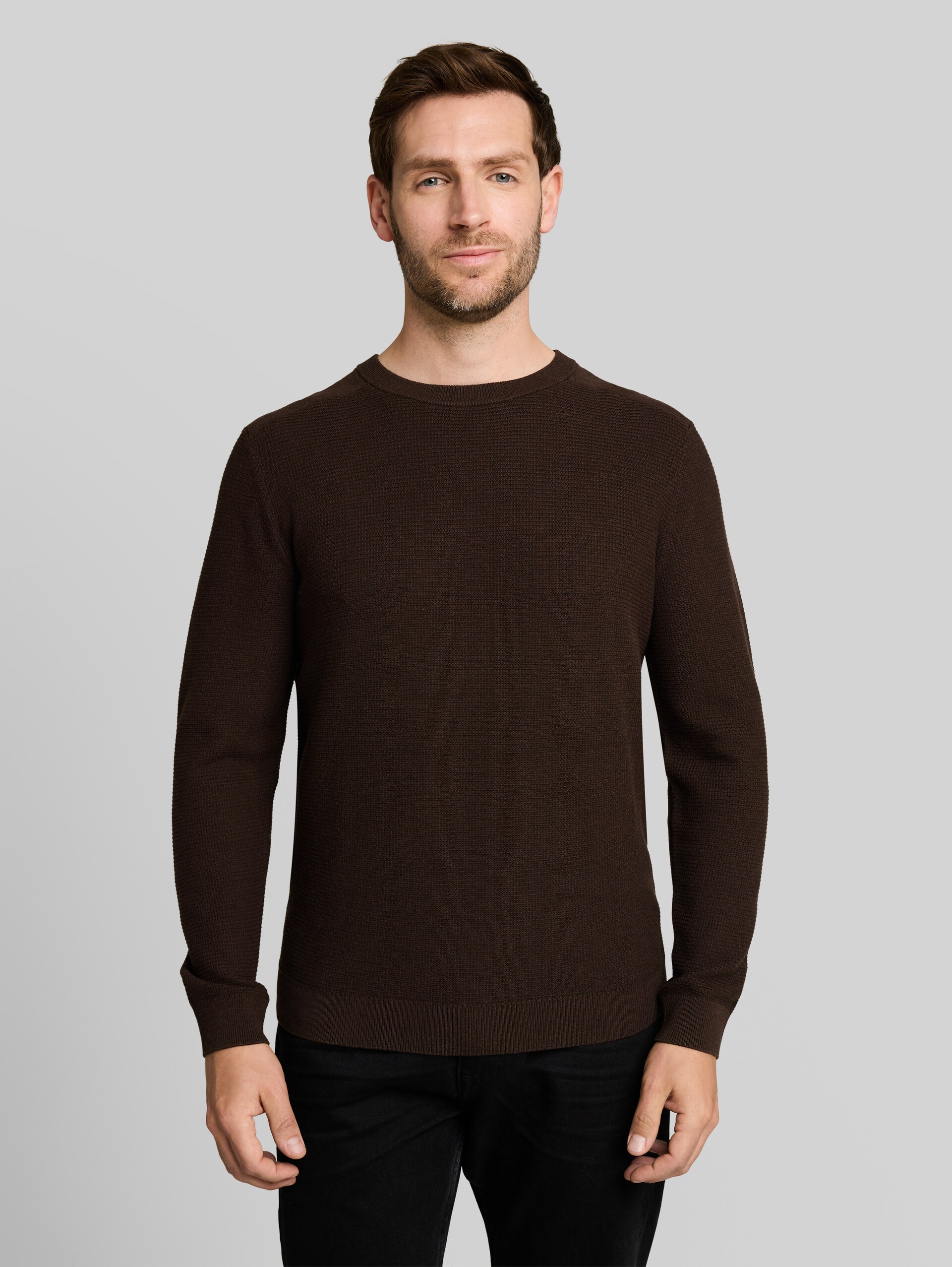 Strickpullover aus Baumwolle - dark chocolate brown melange - Ausschnitt Model-Vorderansicht