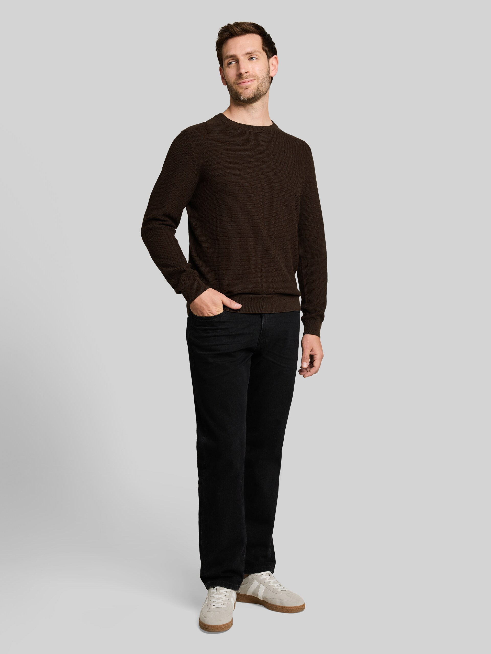 Strickpullover aus Baumwolle - dark chocolate brown melange - Model-Vorderansicht