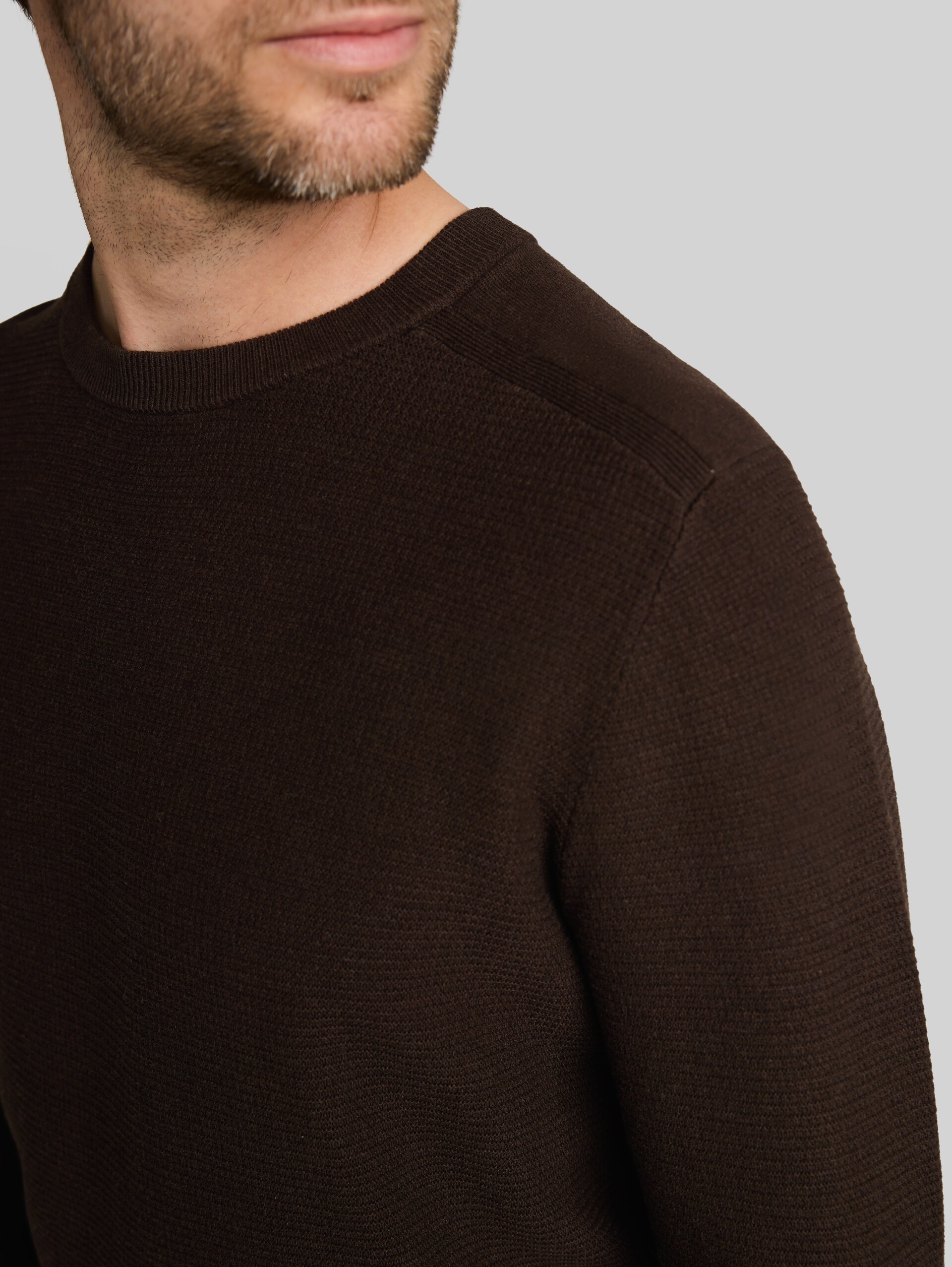 Strickpullover aus Baumwolle - dark chocolate brown melange - Detail-Model-Ansicht