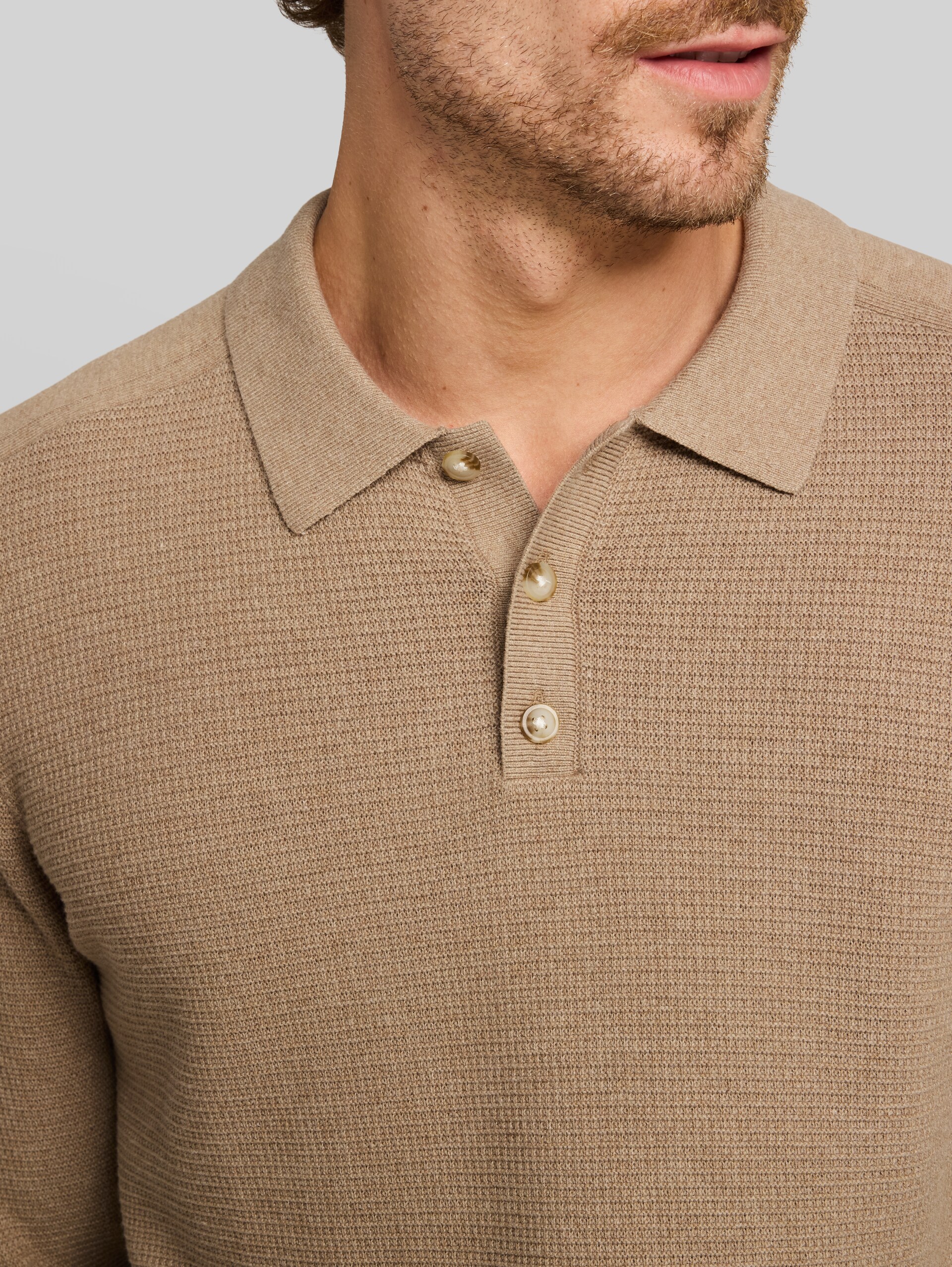 Knitted jumper with a polo collar - hazel brown melange - Detail model view