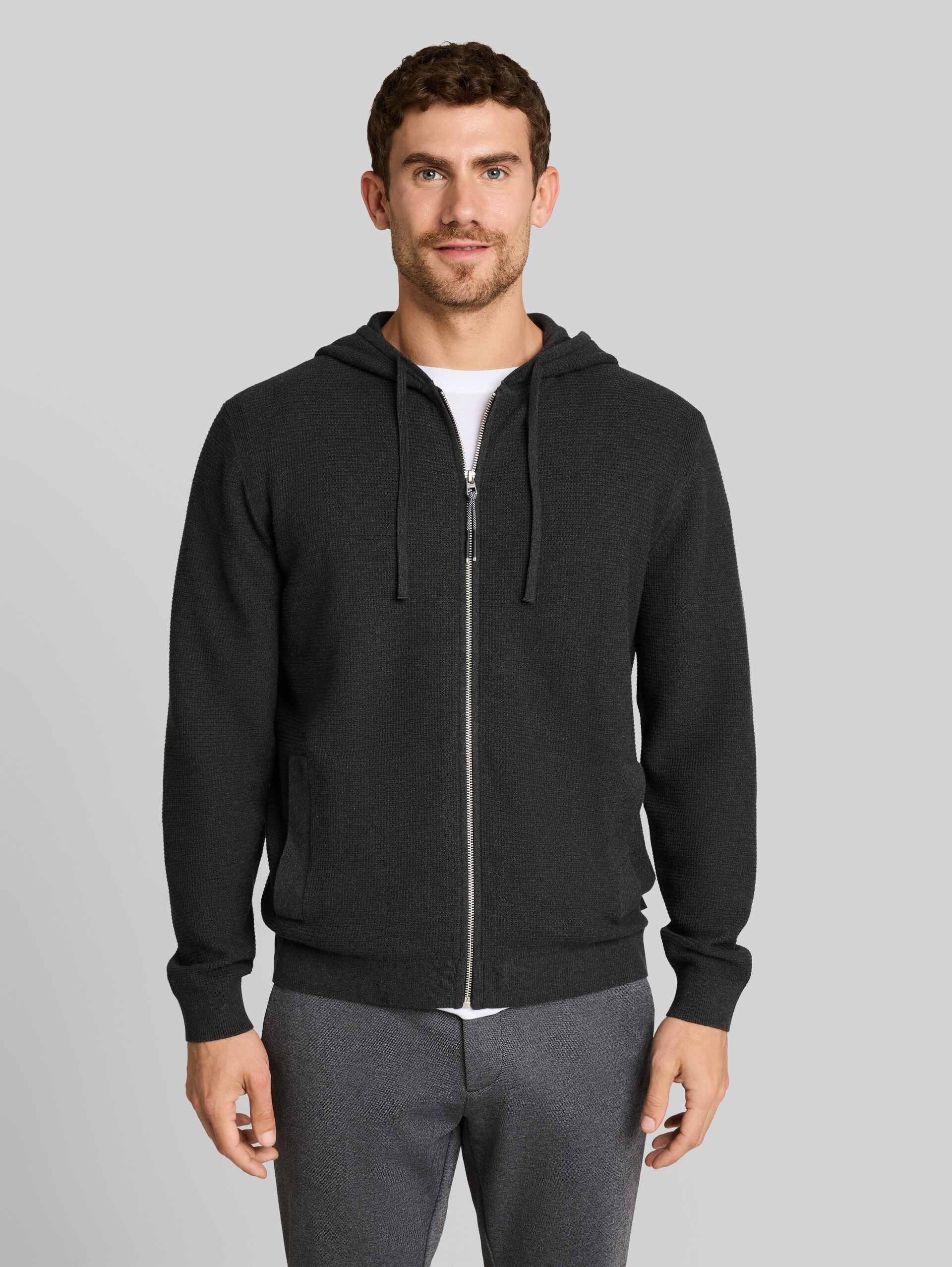 Strickjacke mit Kapuze - Black Grey Melange - Ausschnitt Model-Vorderansicht
