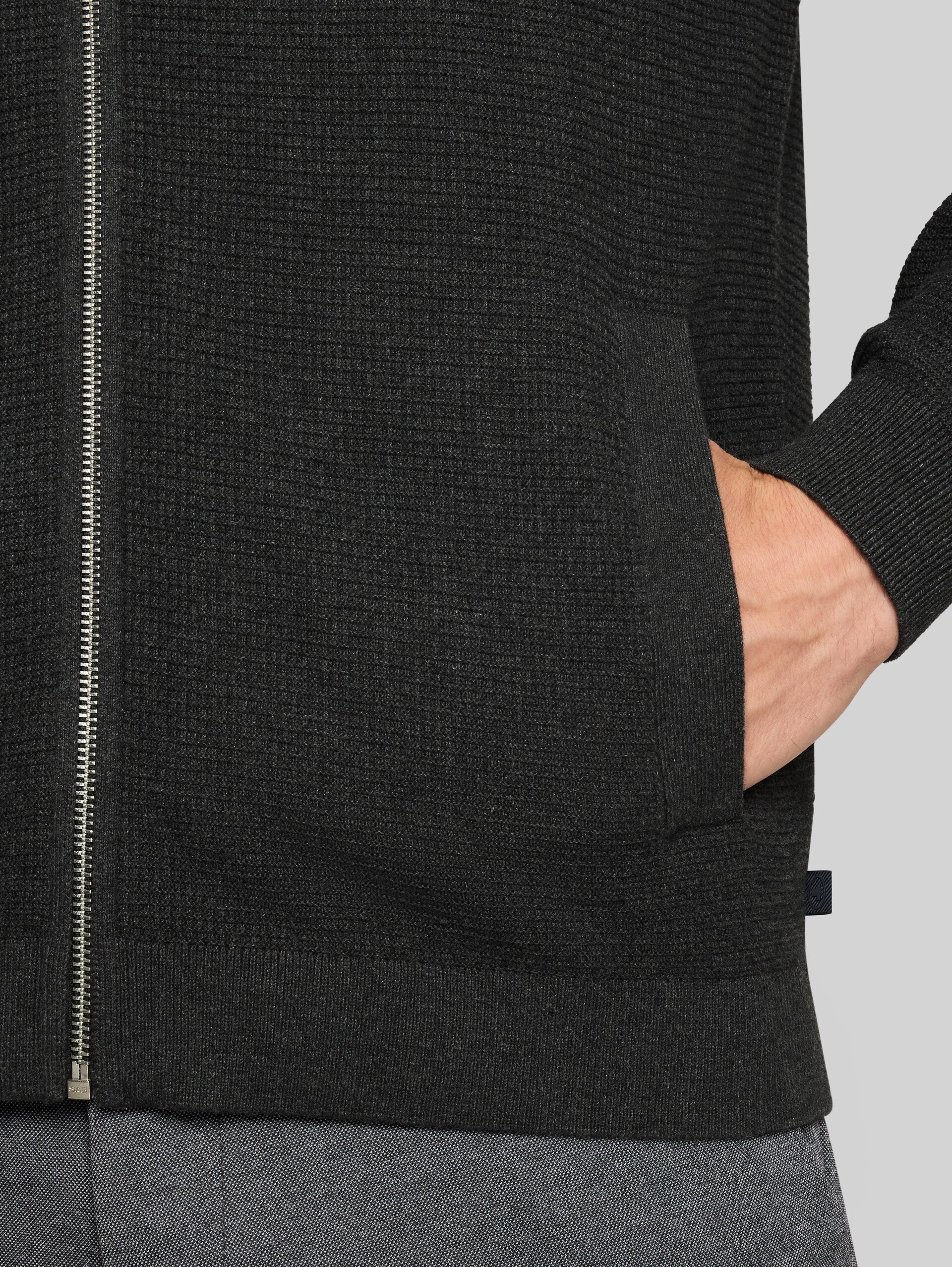 Strickjacke mit Kapuze - Black Grey Melange - Detail-Model-Ansicht